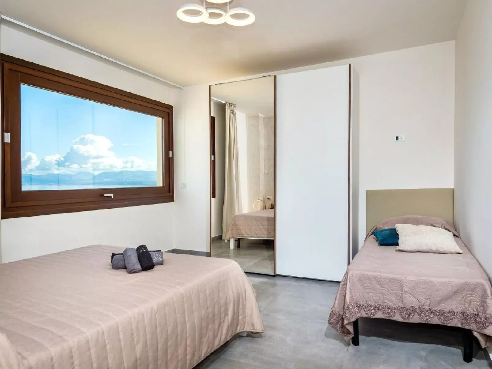 Villa "Rocchi Livreri" mit Blick auf das Wasser-Image-tags.info