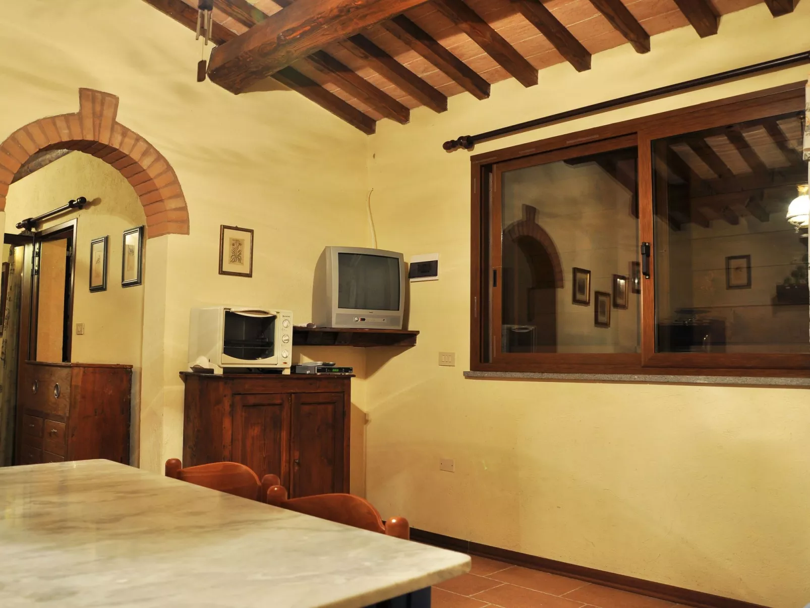 Pfirsichhaus mit Schwimmbad, Jacuzzi und privatem Garten-Drinnen