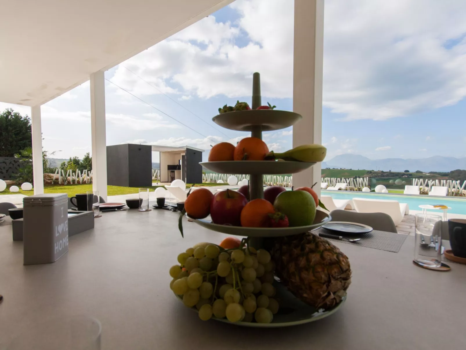 Weiße Luxusvilla-Dedans