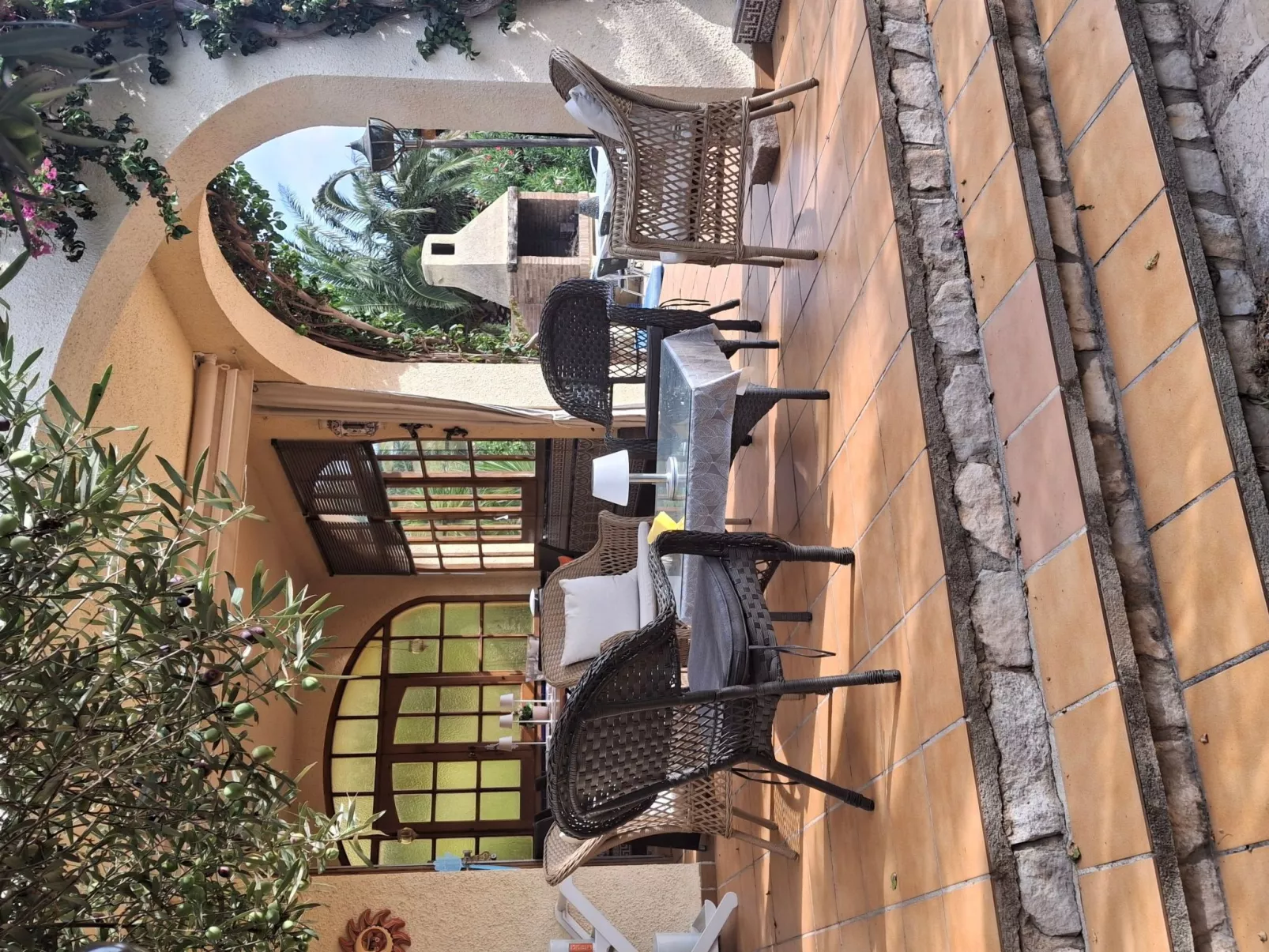 Mit Pool am Meer-Drinnen