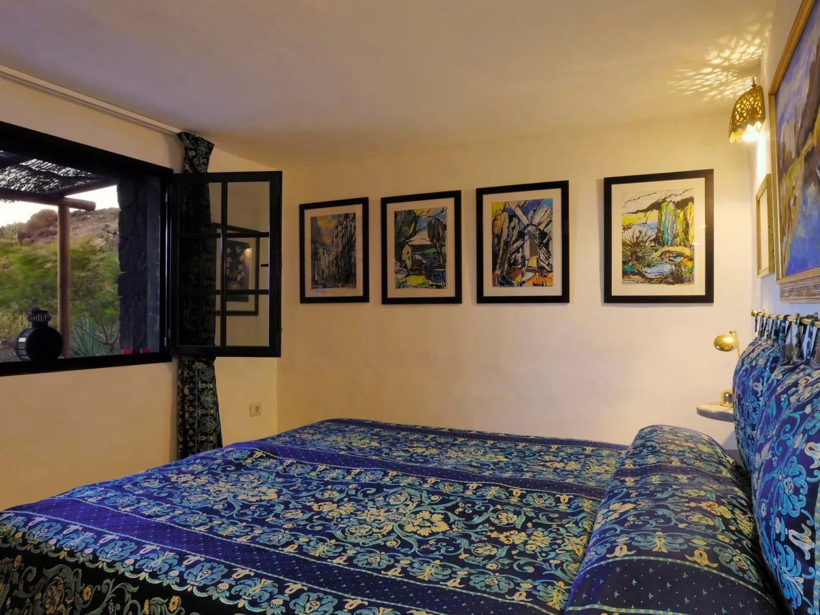 Castillo Bailey-Inside