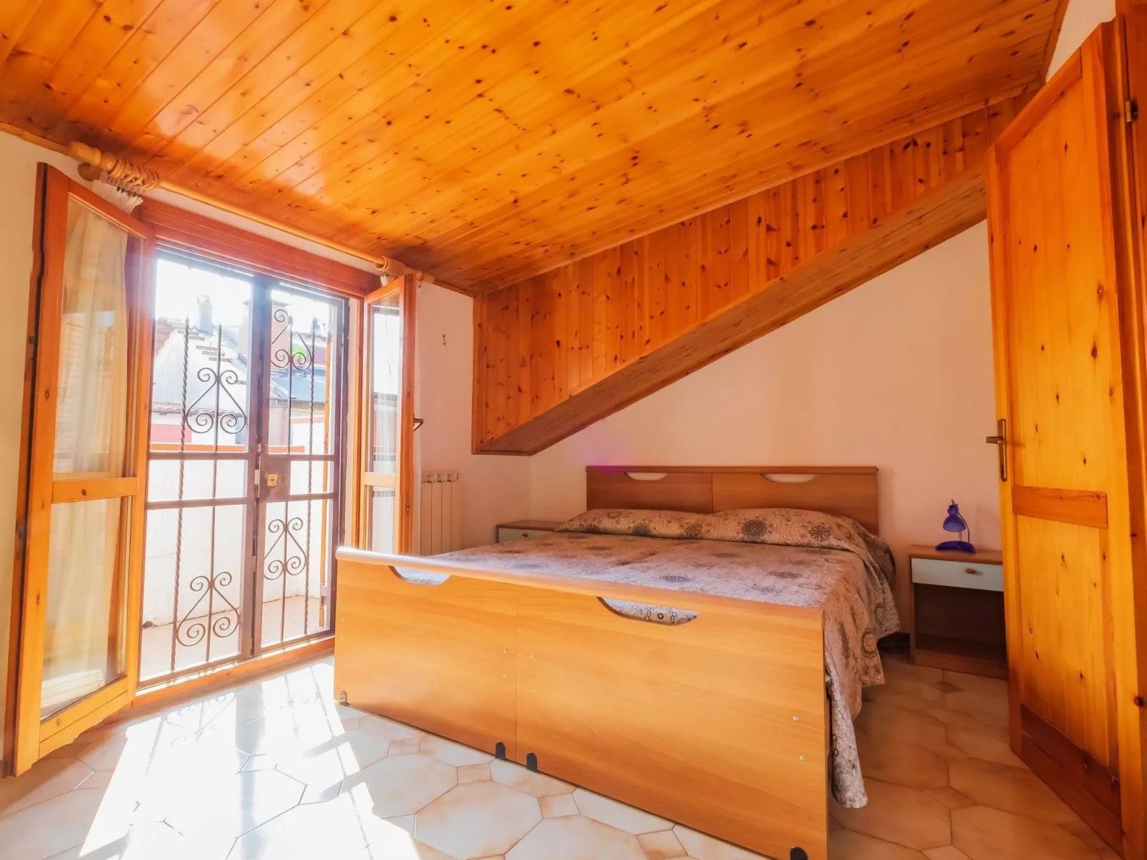 Vier-Zimmer-Villa, vertikal, 2 Bäder-Dedans