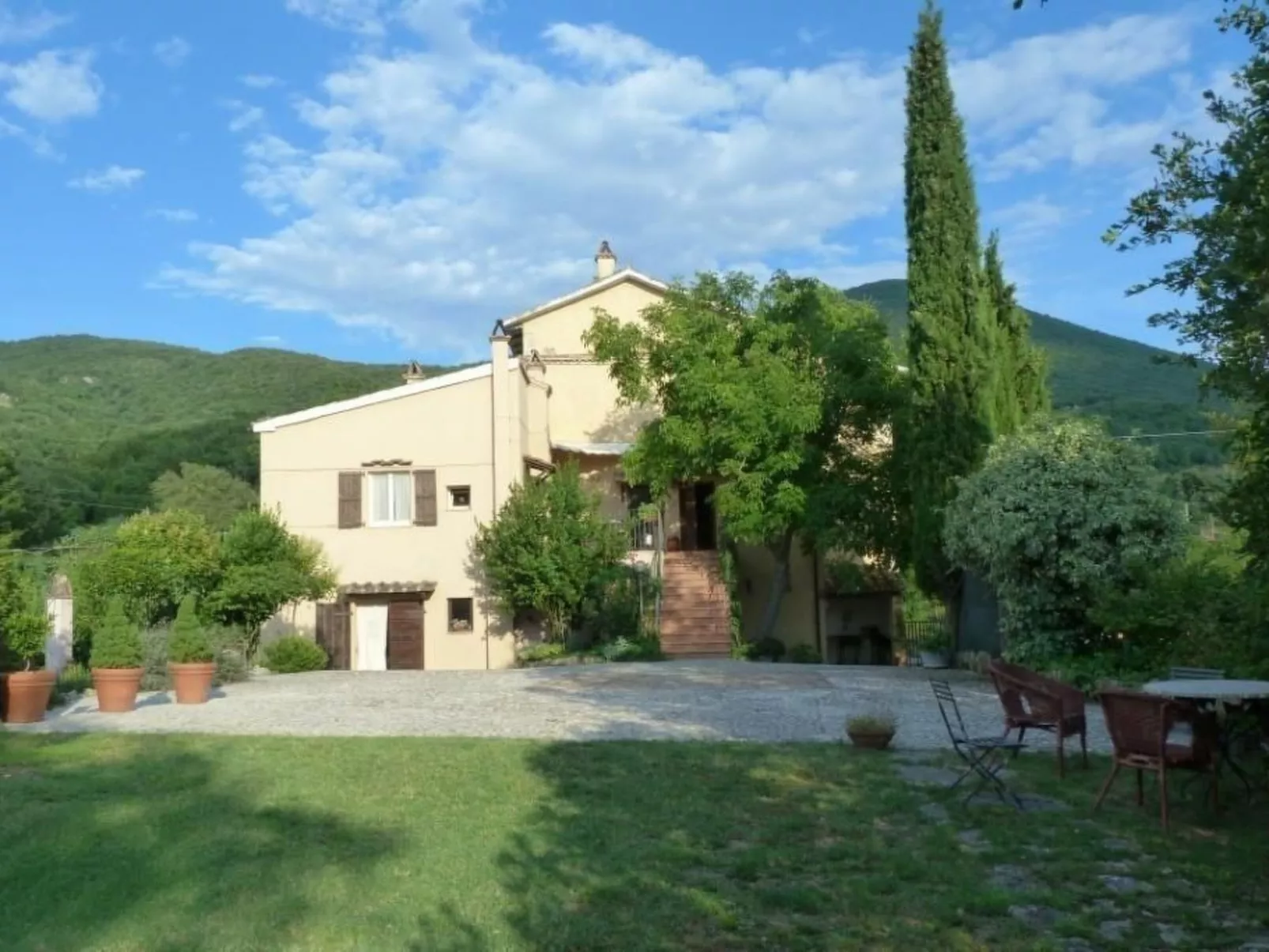 Altes Landhaus mit Schwimmbad und viel Grün-Draußen