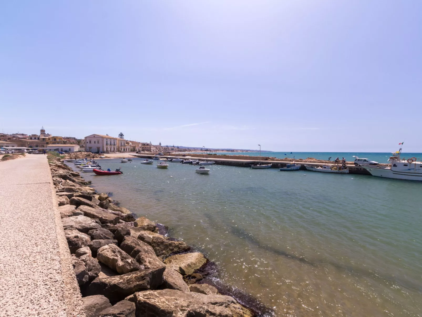 Appartement in Donnalucata mit Möblierter Terrasse und Meerblick-Drinnen