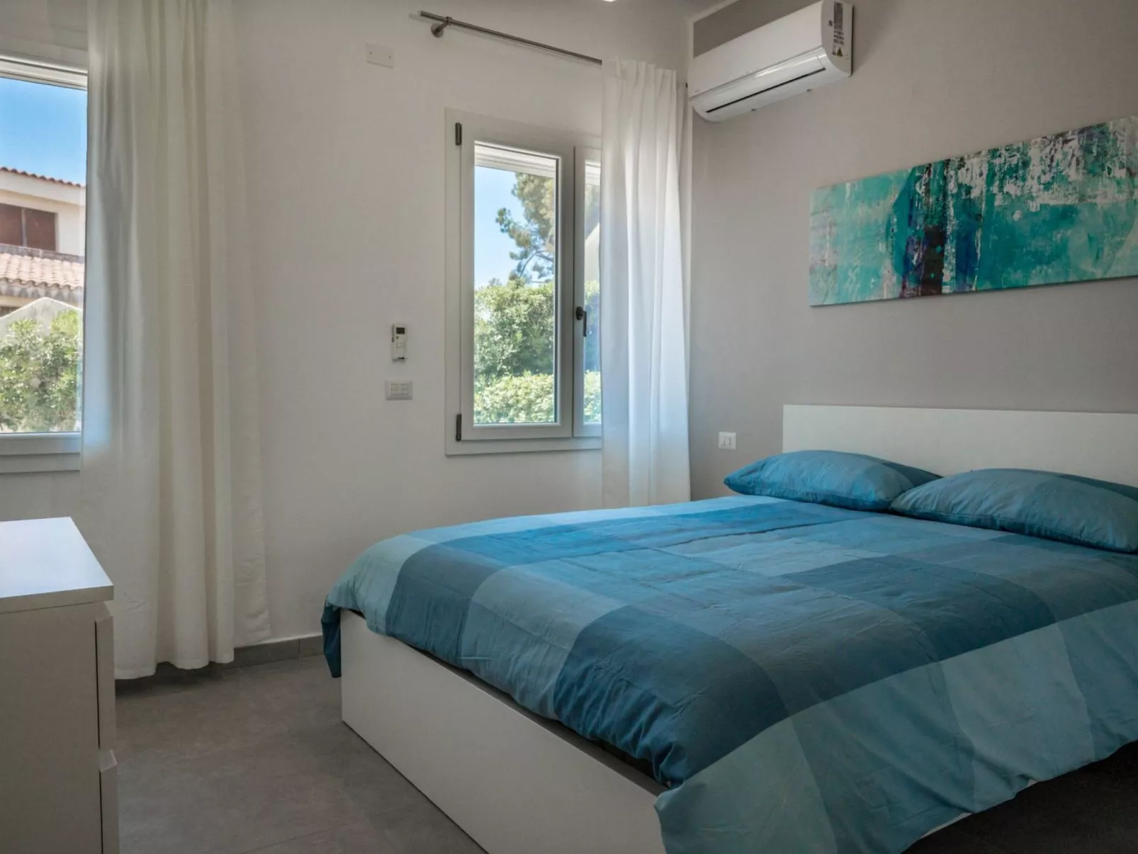 Für 10 Personen an der Küste Siziliens-Drinnen