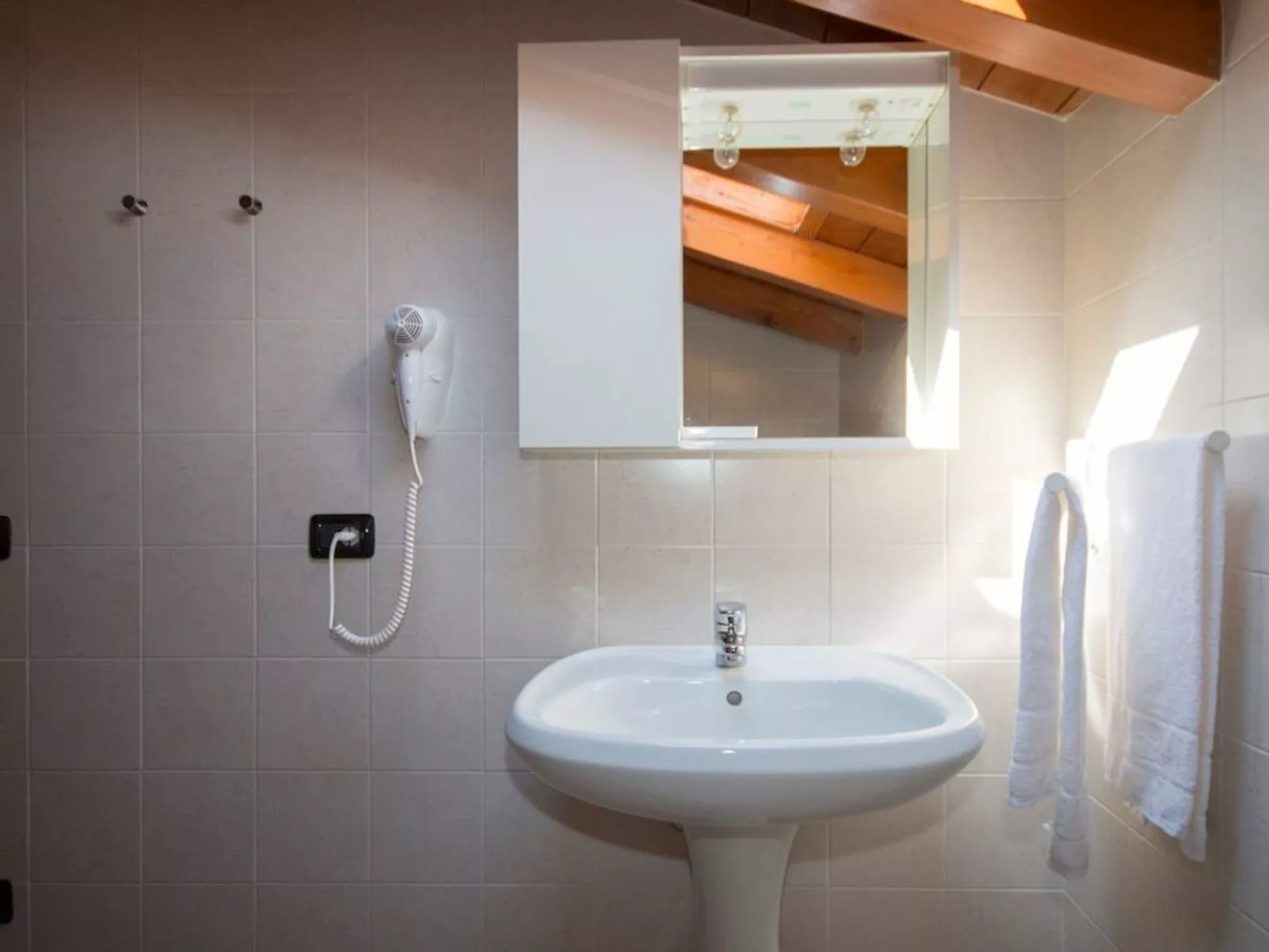 Lakeside Attic Apartment-Dedans