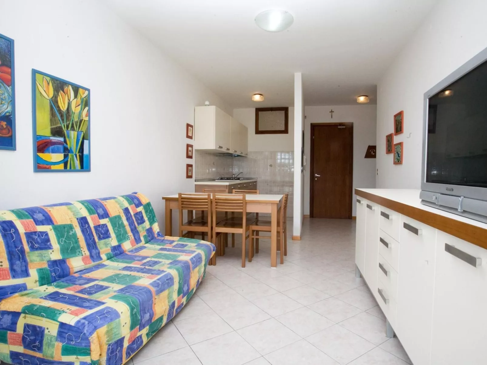 'Sanian B' mit Balkon-Inside