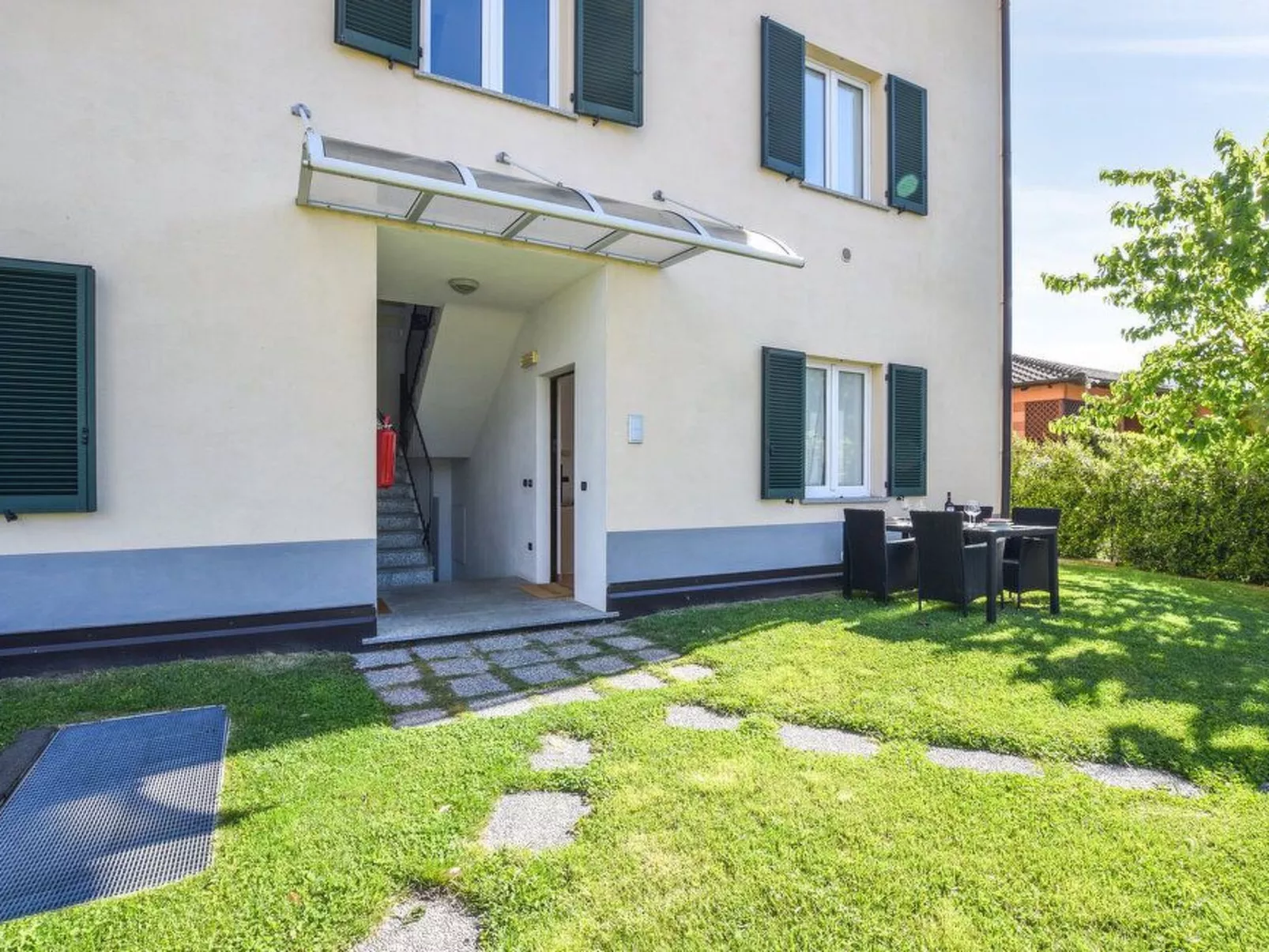 Angenehme Wohnung mit Garten und Pool-Draußen