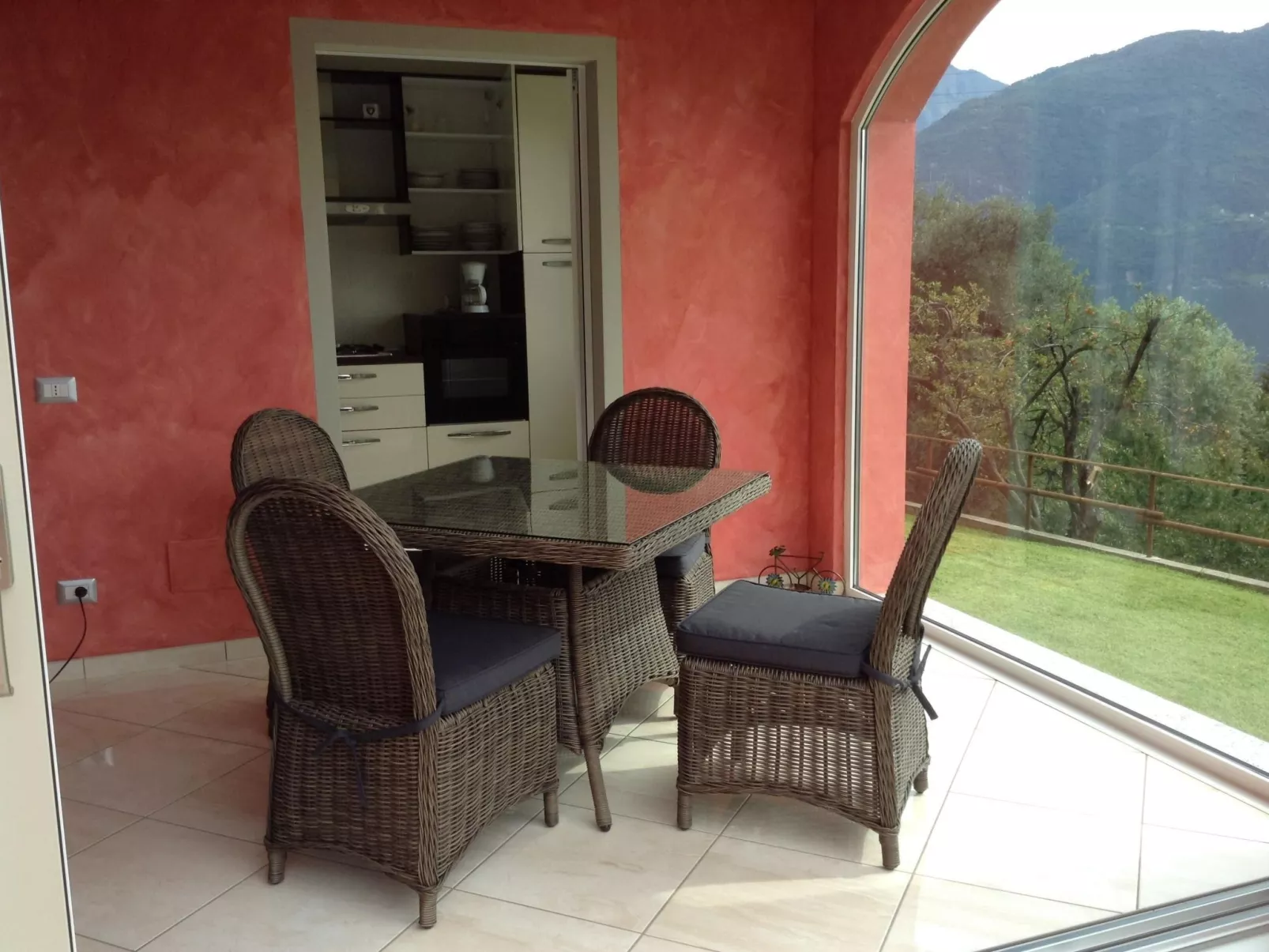 Mit Terrasse und tollem See- und Bergblick-Inside