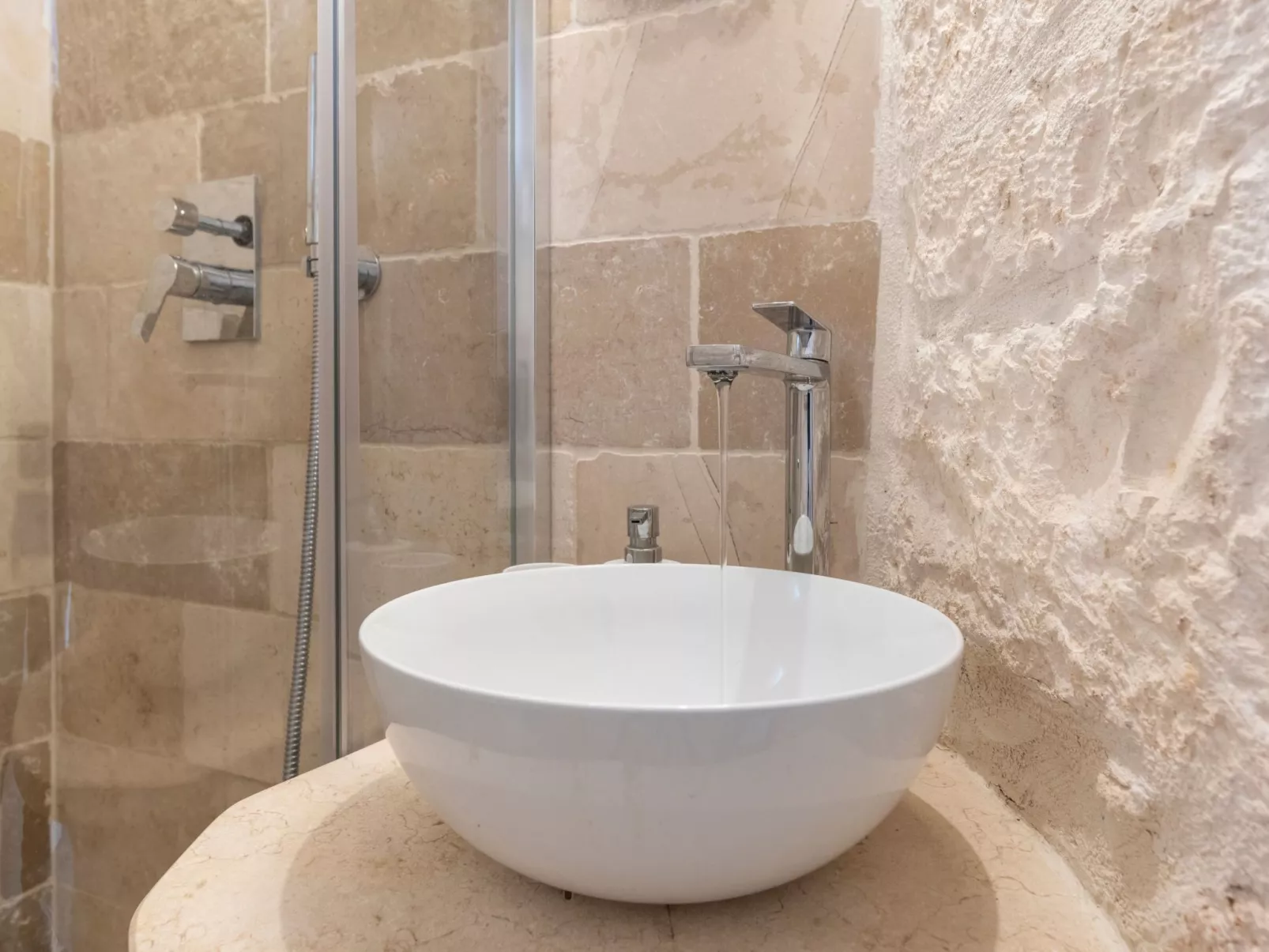 Oma Im Haus in der Mitte-Inside