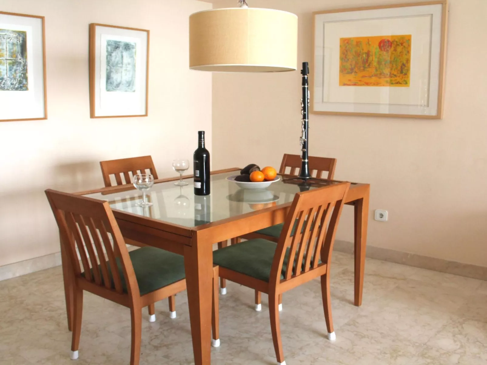 Mit Terrasse, Pool und Garten-Dedans