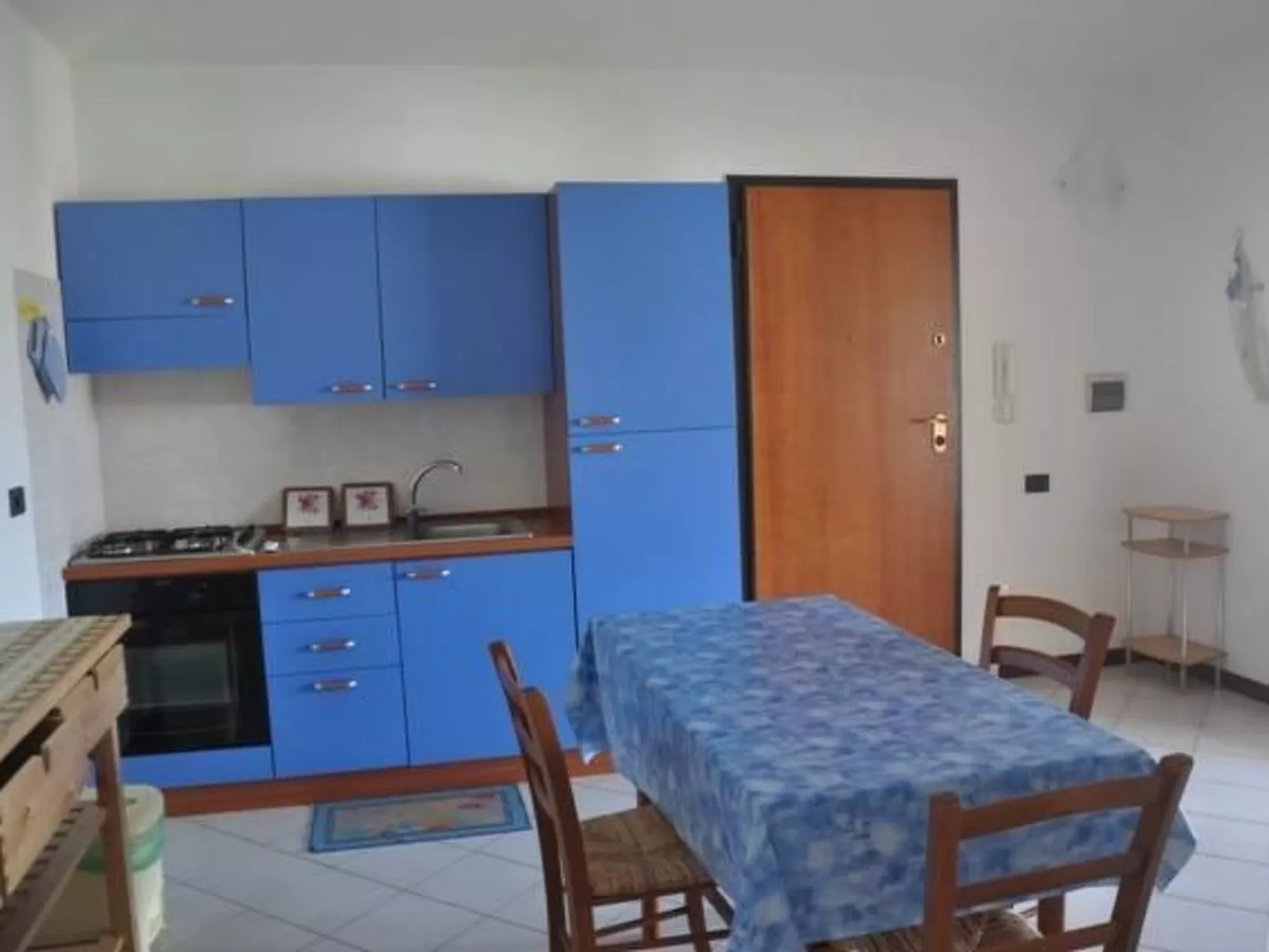 Unterkunft mit Terrasse am Meer-Drinnen