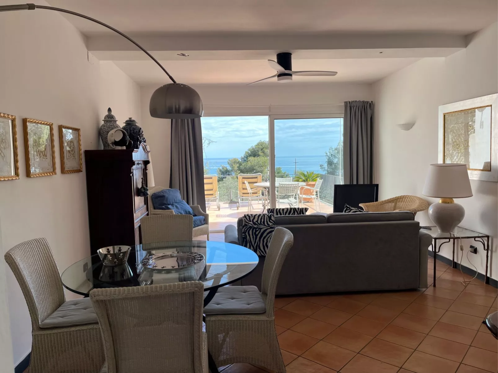 Junges Haus' Wohnung mit Wasserblick-Inside