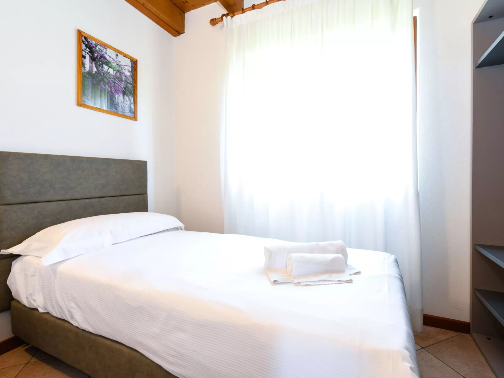 Wohnung mit Balkon, Schwimmbad und Seeblick-Inside