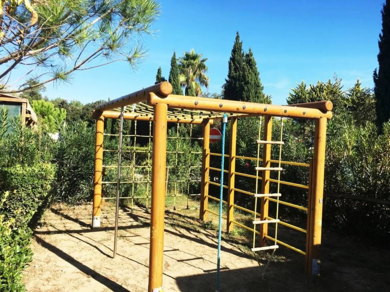 Mobilheim auf einem Campingplatz in der Nähe des Meeres und Pisa-Draußen