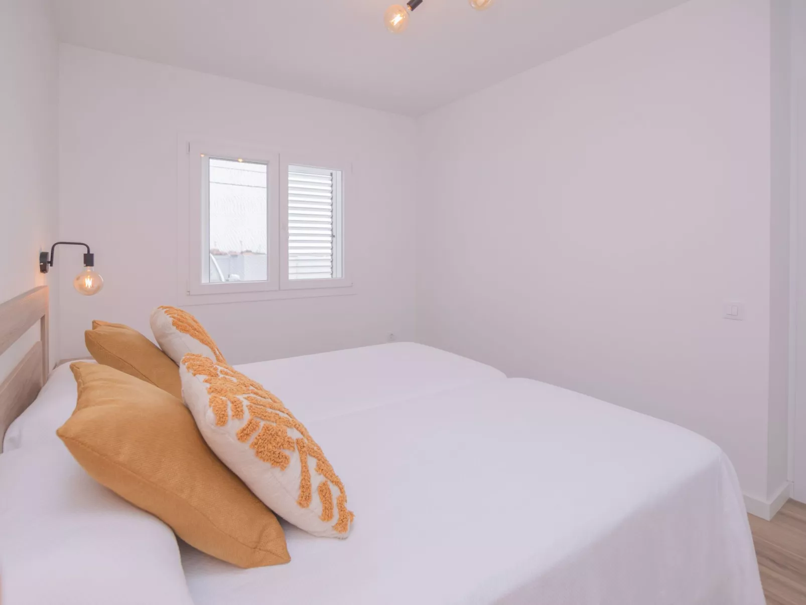 Modernes und helles Ferienhaus direkt am Meer, mit zwei großen Terrassen, Garte-Dedans