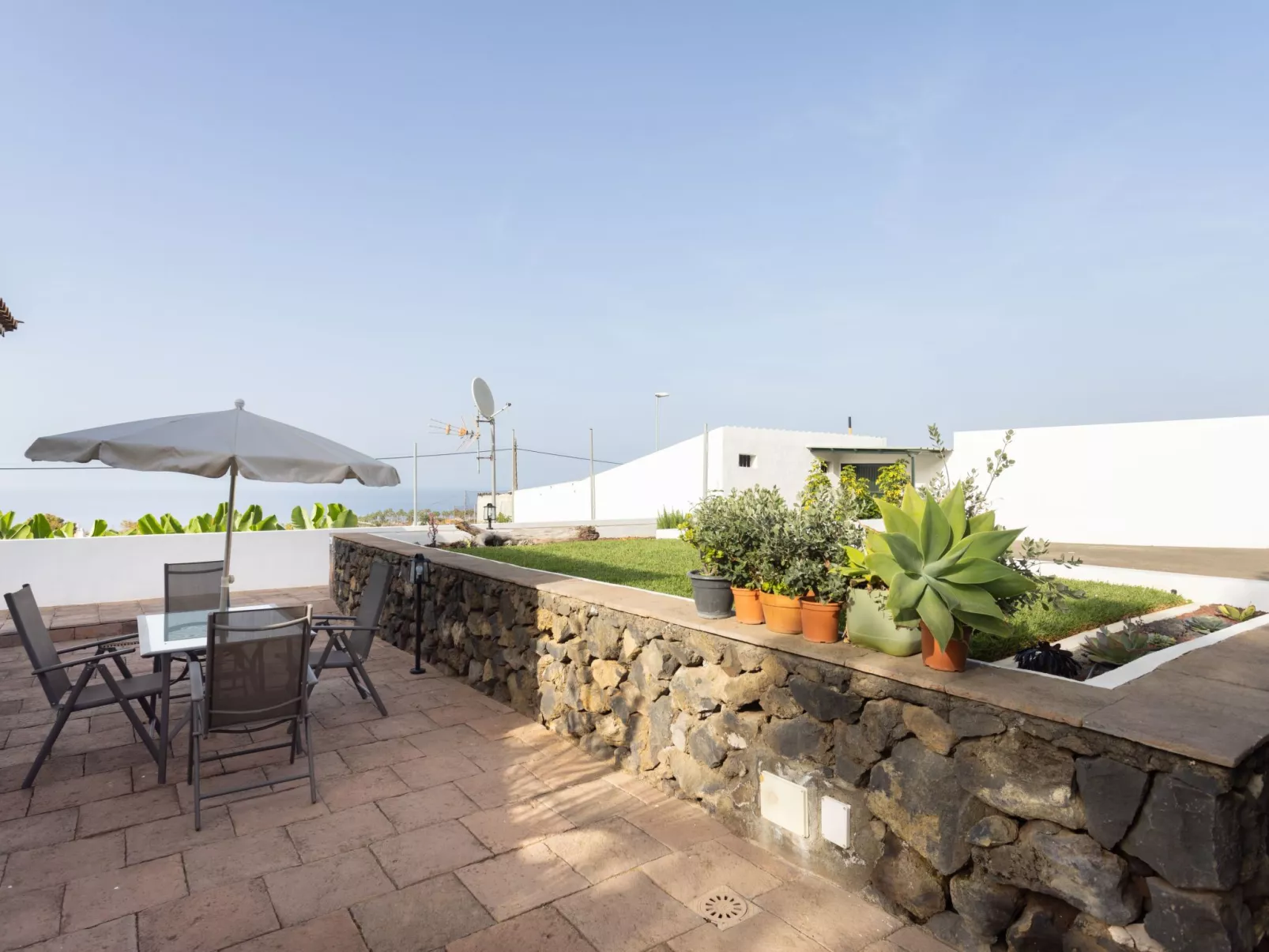 Cruz de los Martillos-Outside