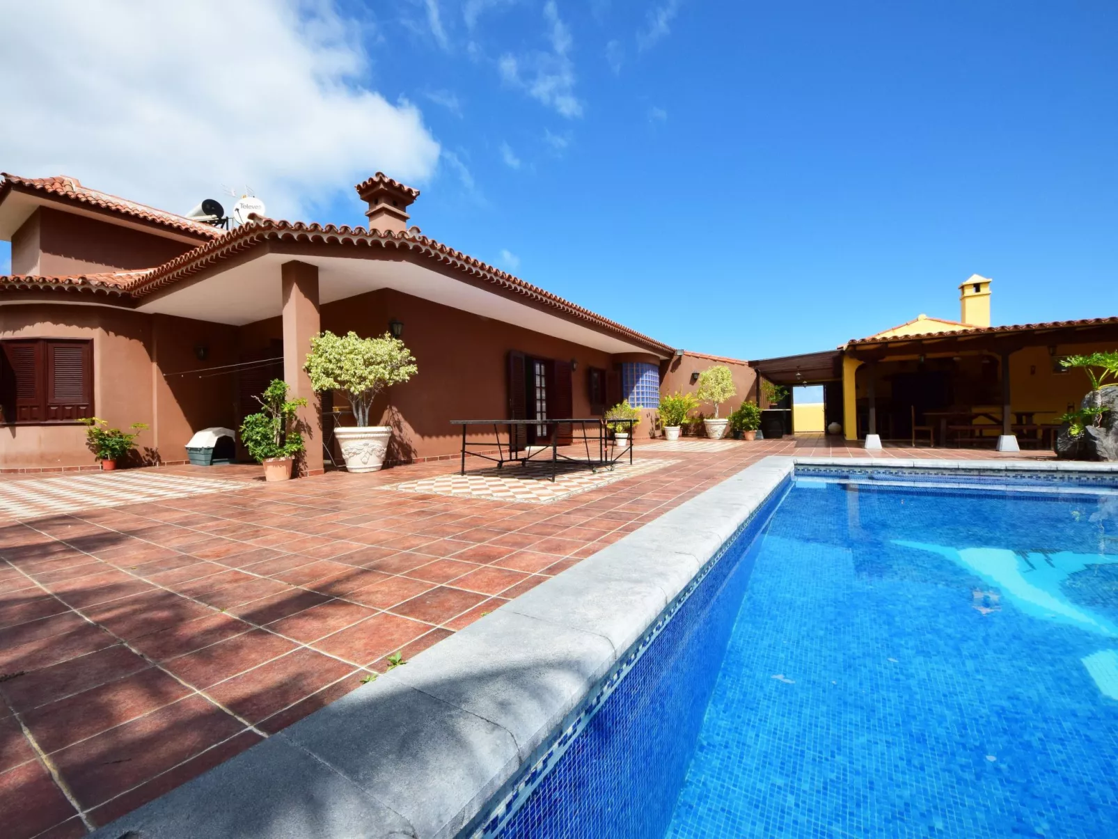 Haus Alina mit beheizbarem privatpool und barbecue-Outside