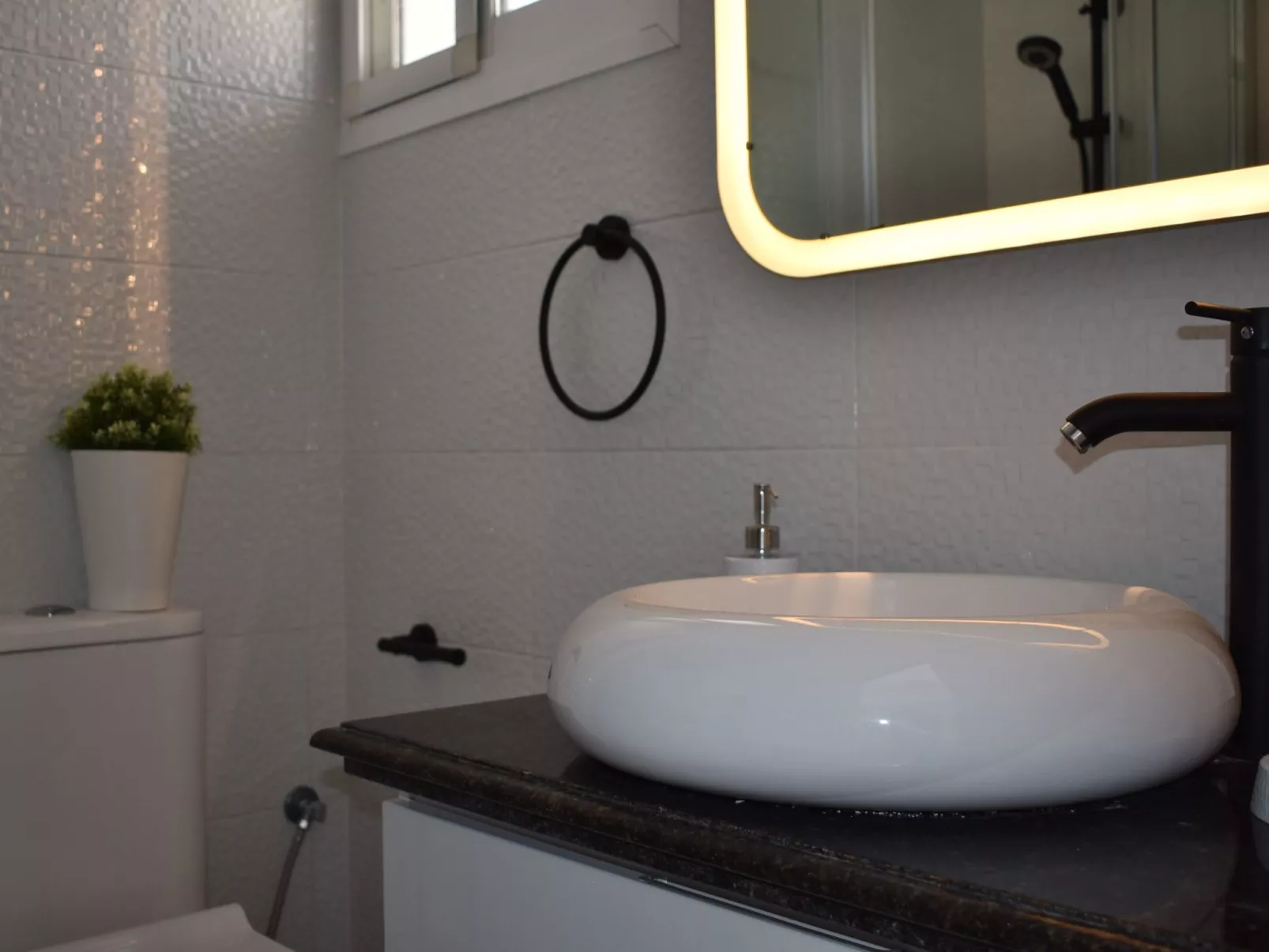 Helle und renovierte Ferienwohnung mit Balkon und tollem Blick auf das Meer-Inside