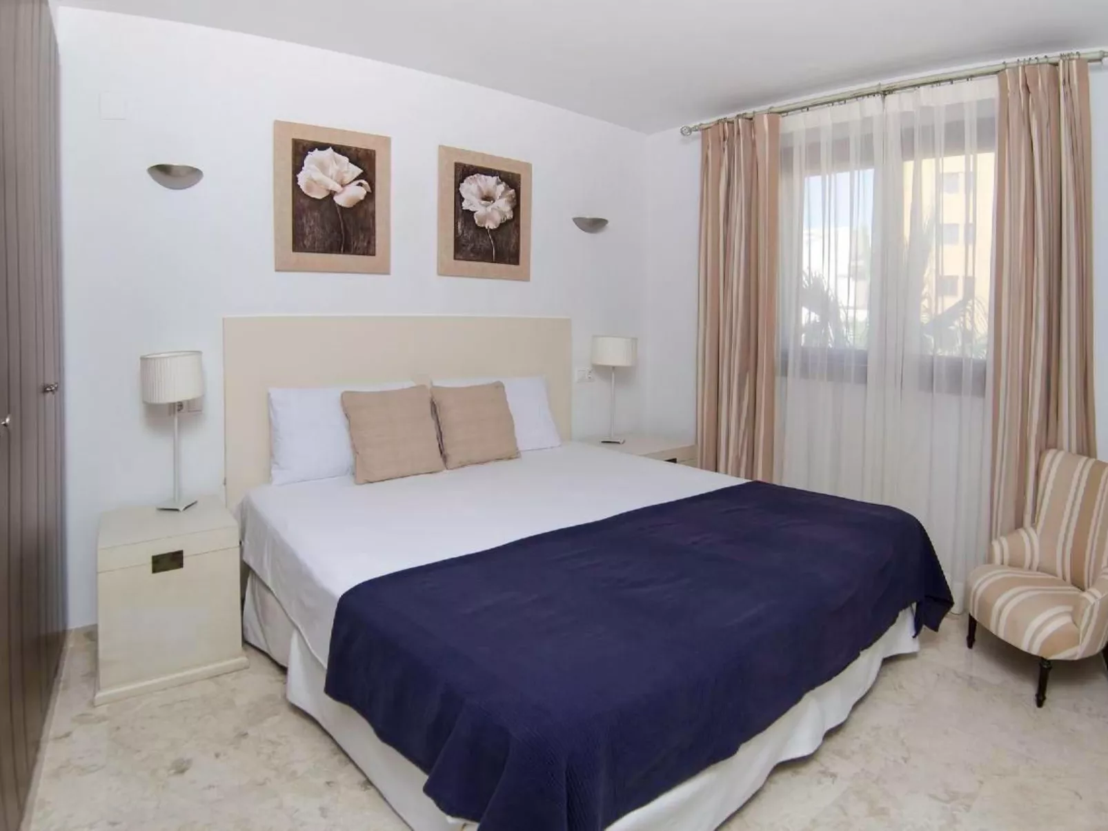 "Blue" mit Schwimmbad-Dedans