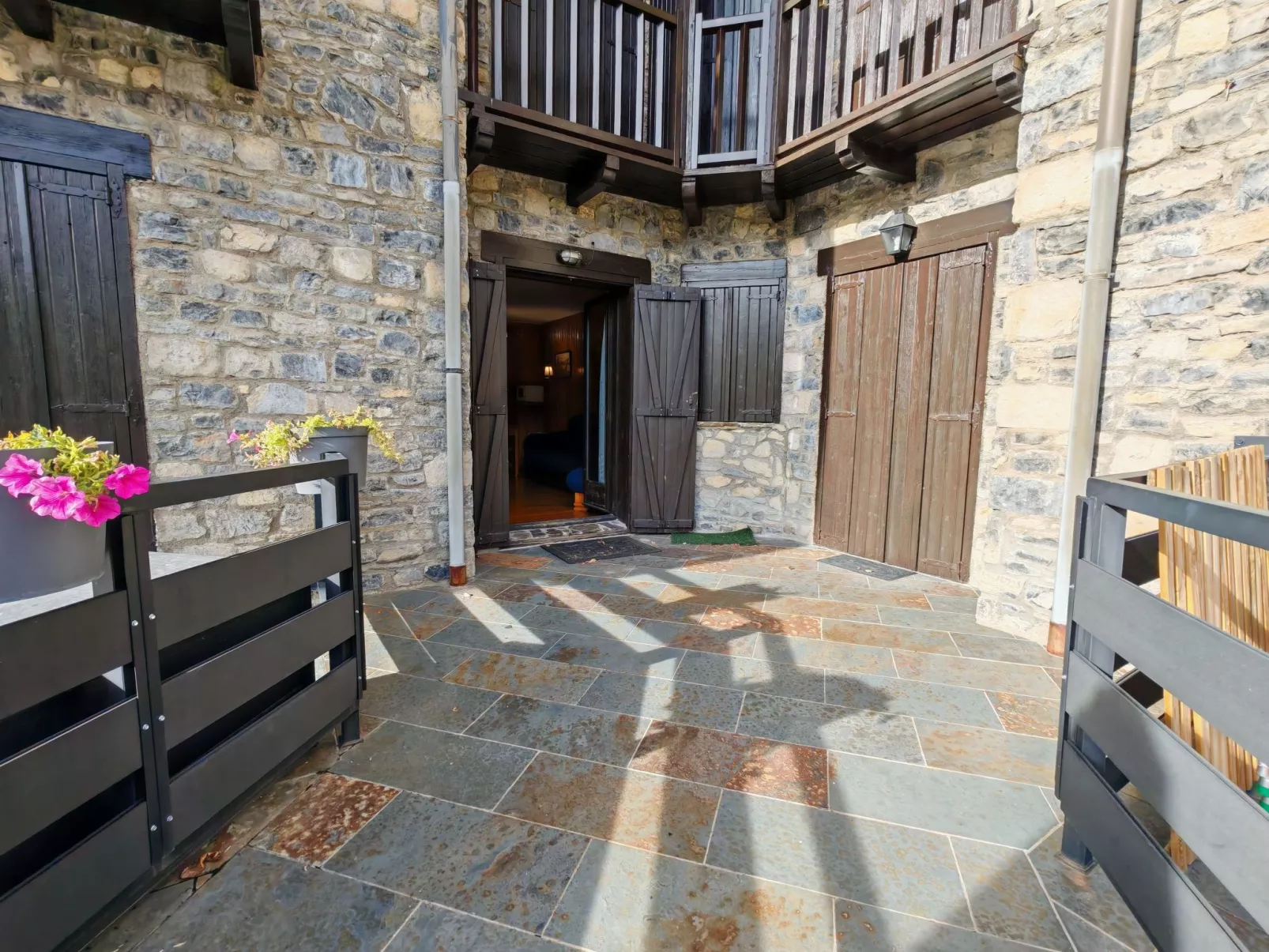 Wohnung Besiberri 3 befindet sich im Erdgeschoss mit Terrasse Vall de Boí-Inside