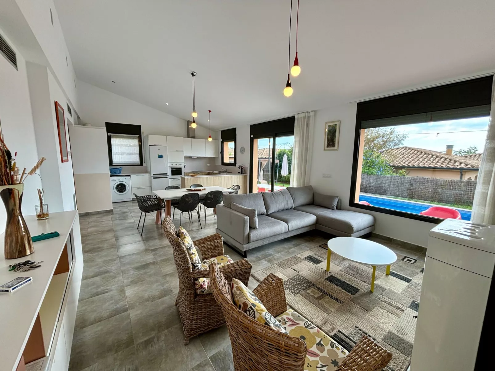 Modernes Einfamilienhaus mit Pool-Drinnen