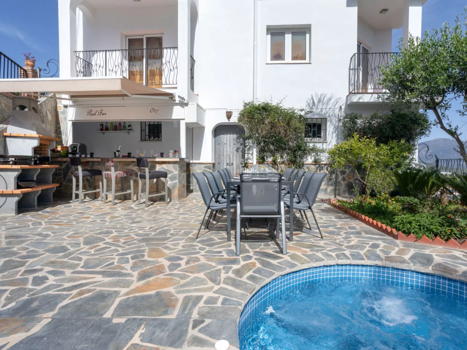 Spa-Spielzimmer mit Außen-Whirlpool und Schwimmbad-Dedans