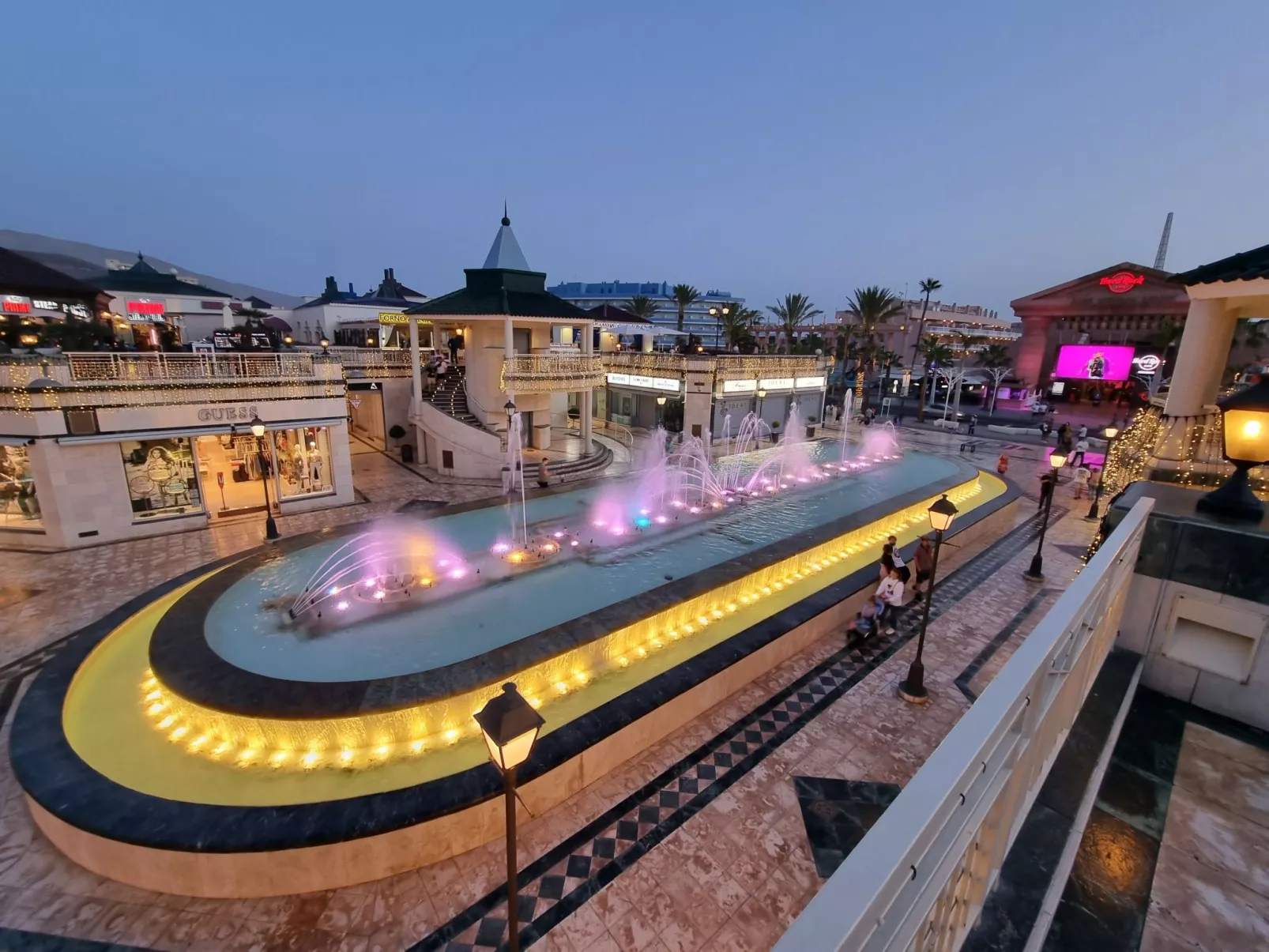 Jacaranda am Meer-Drinnen