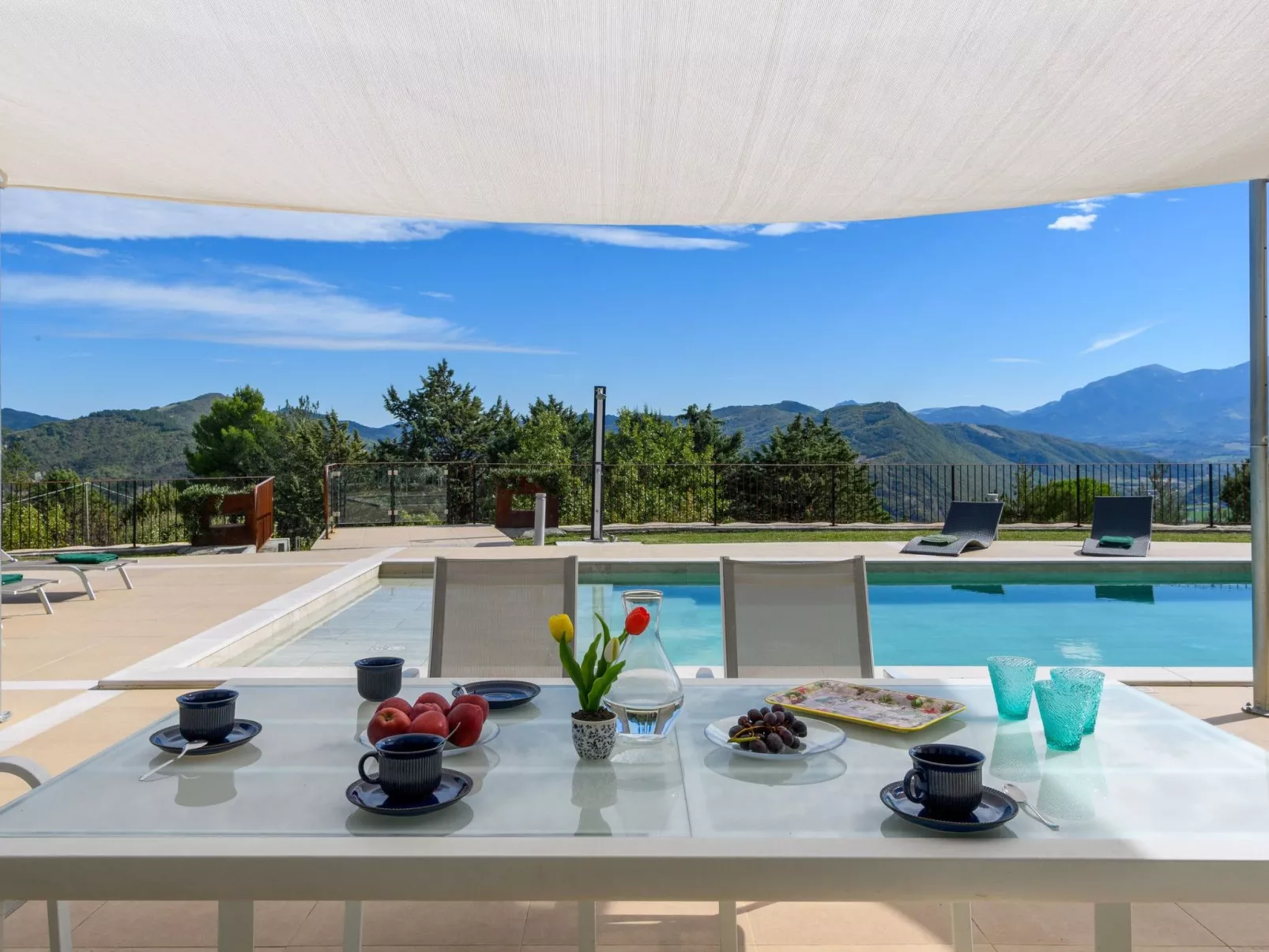 Villa Montefalcone, Außen- und Innenpool-Dehors