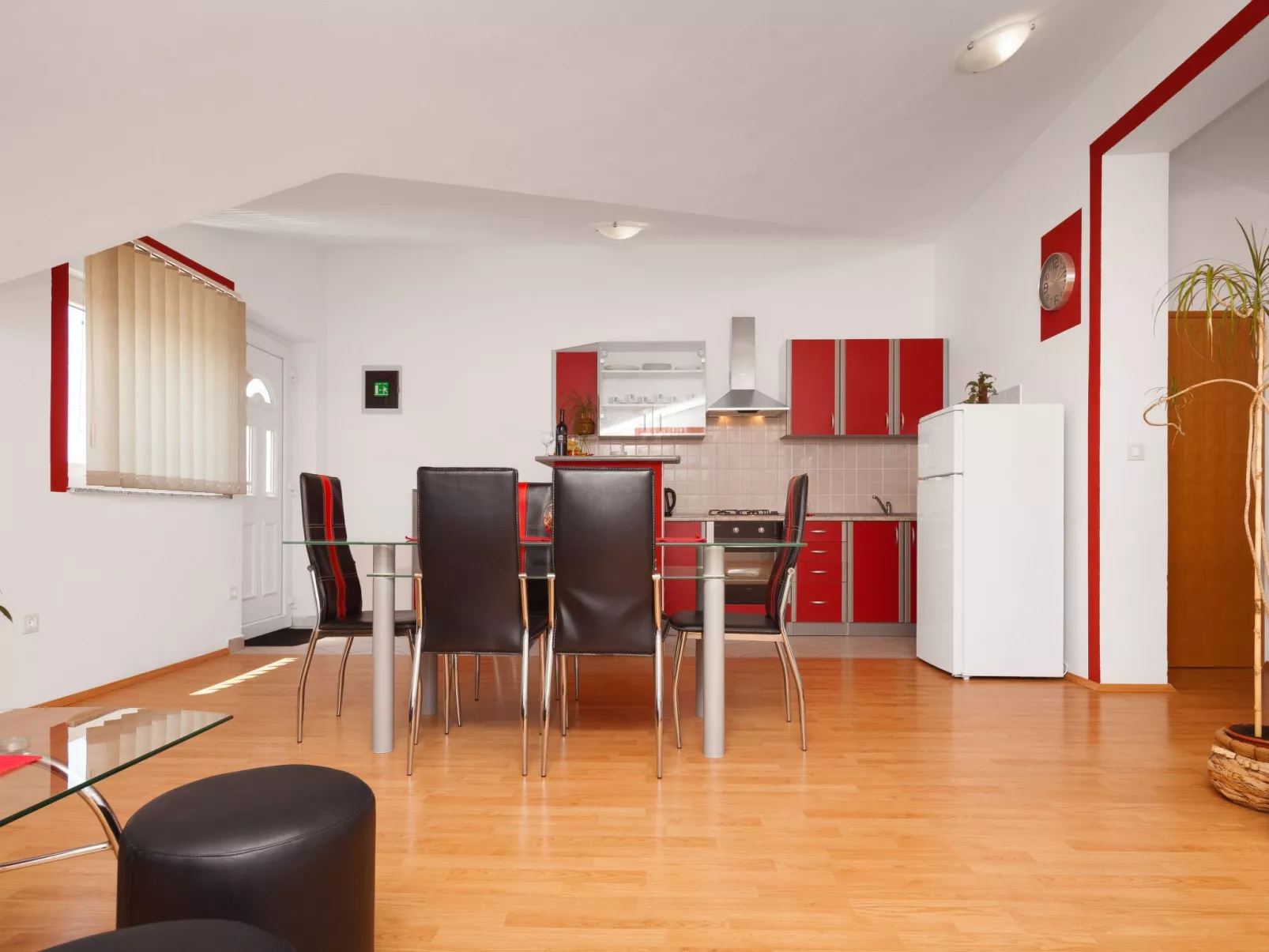 Ema Red mit Jacuzzi-Drinnen