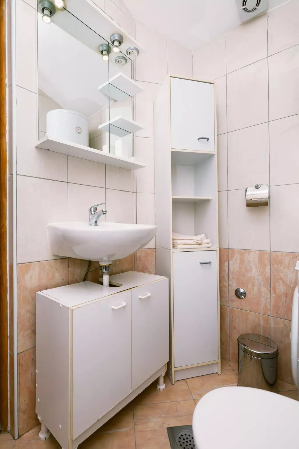 Mit Jacuzzi, Garten und Parkplatz-Dedans