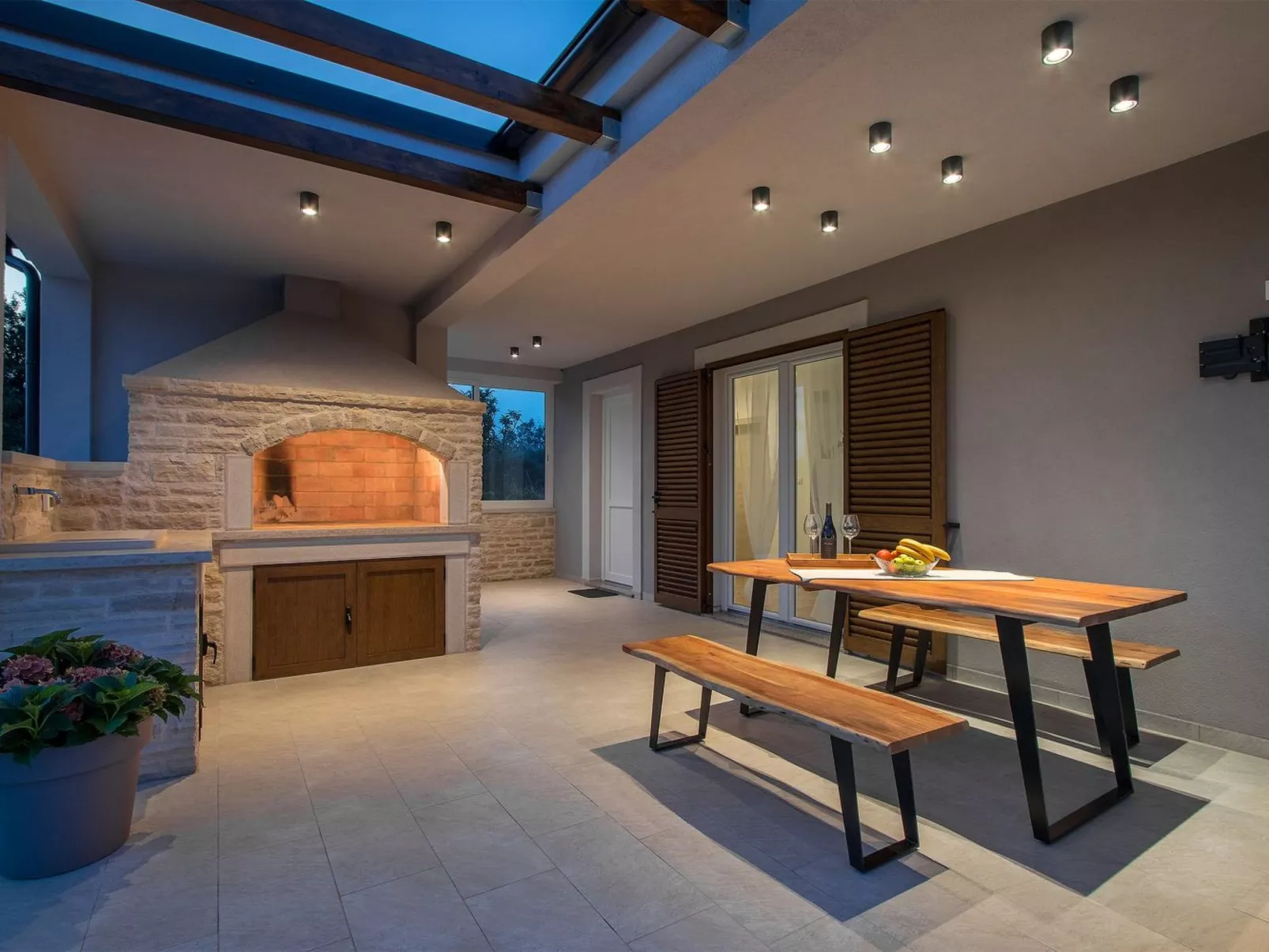 In Pomer mit Parkplatz-Inside