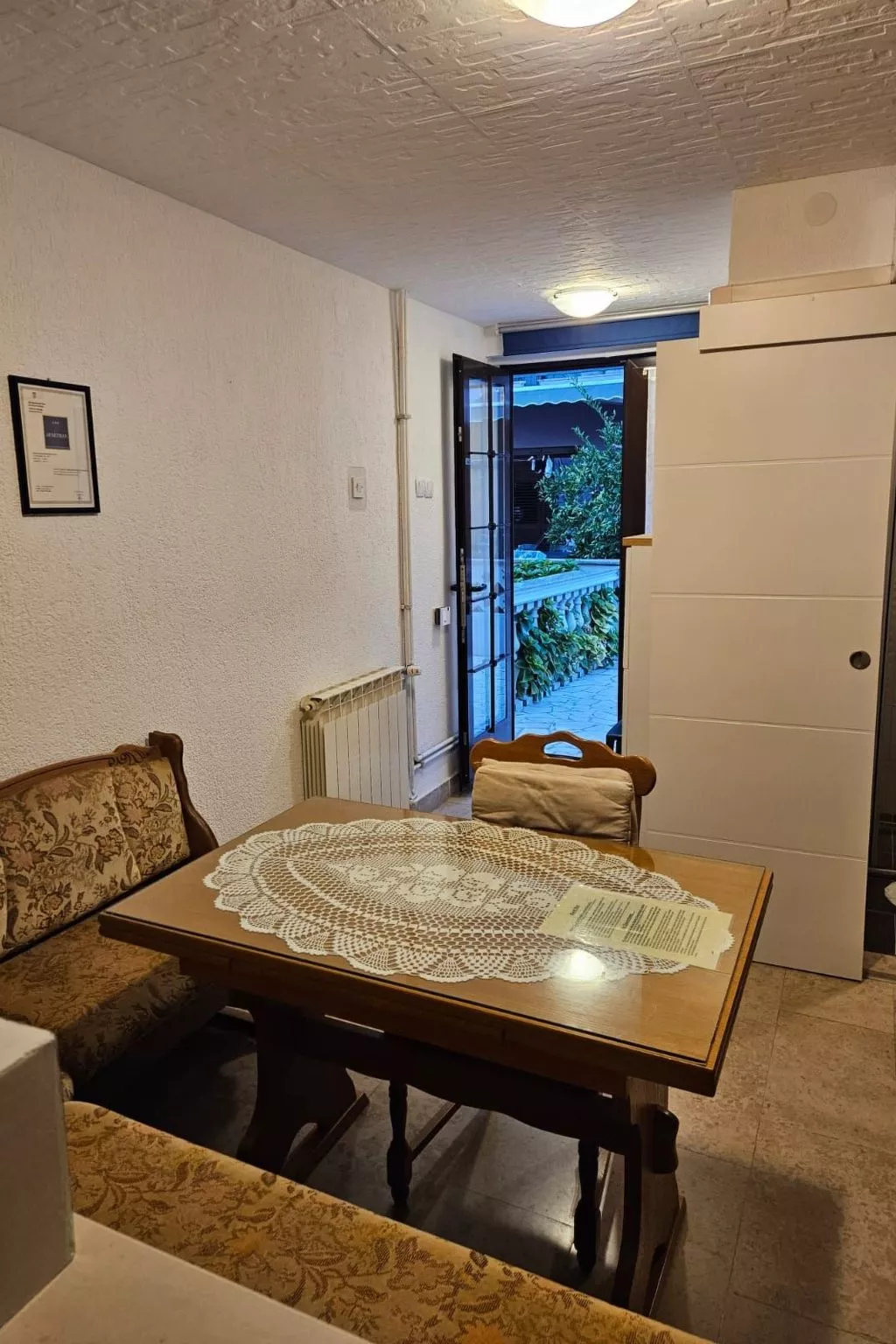 "Second" mit Terrasse-Drinnen