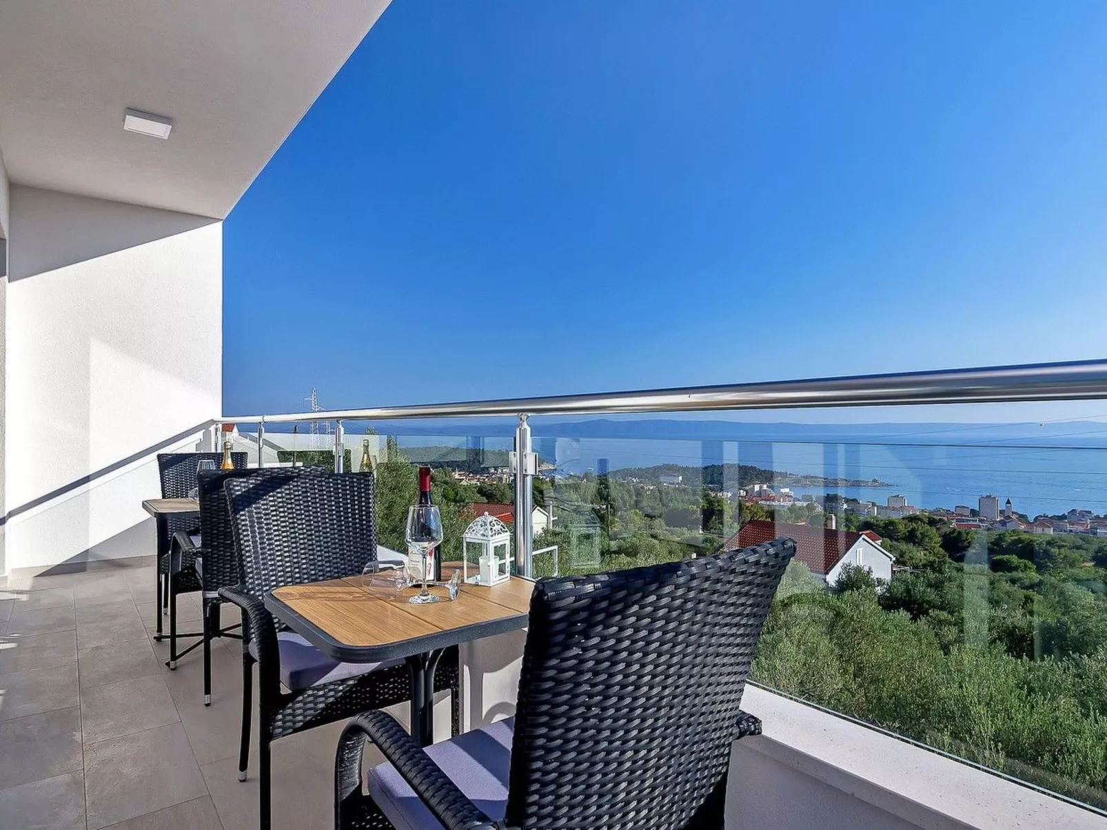 In Makarska mit Schöner Terrasse-Outside