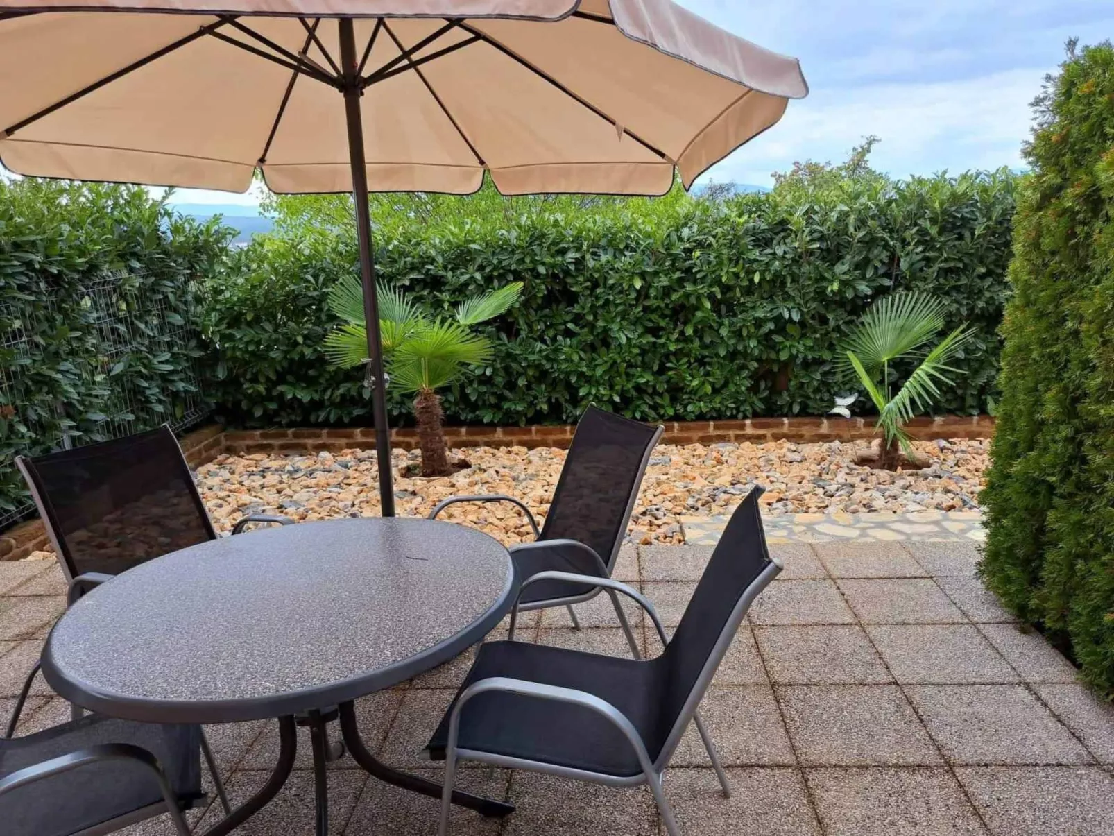 "Nette App in der Nähe des Pools"-Image-tags.info