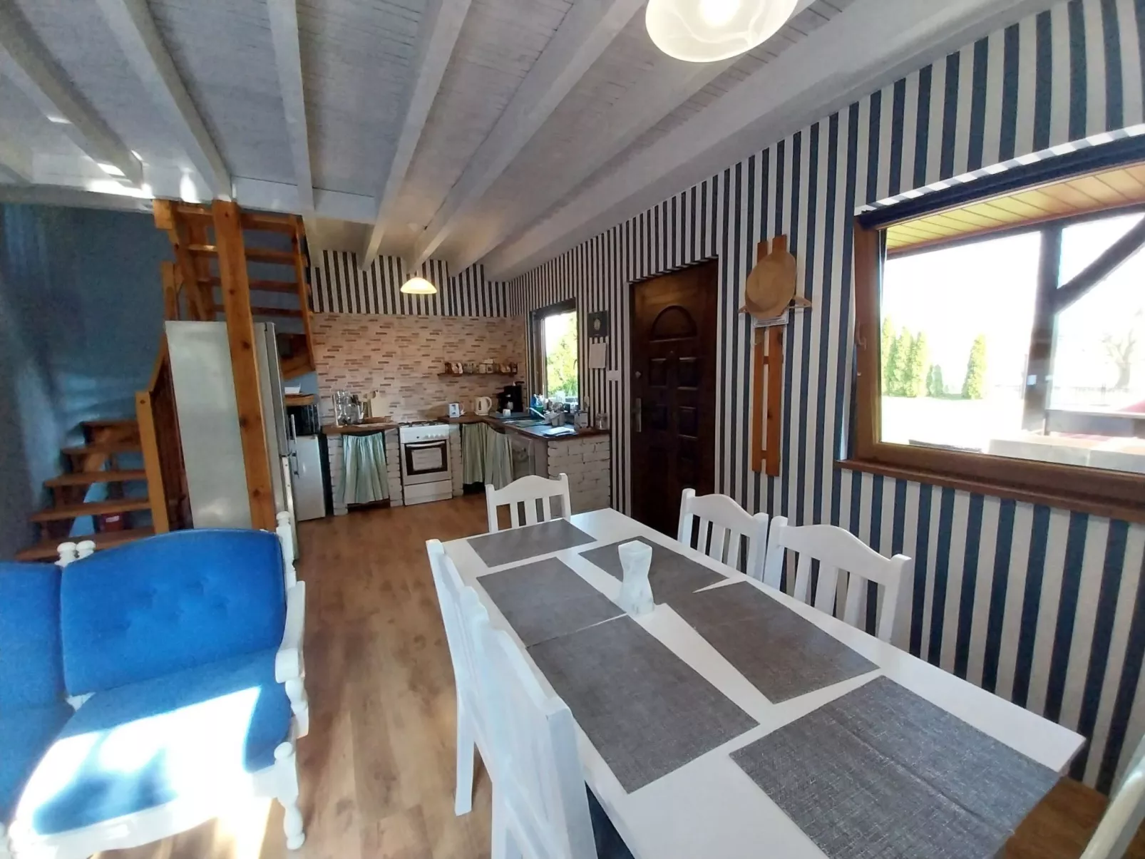 Auf einer Insel-Drinnen