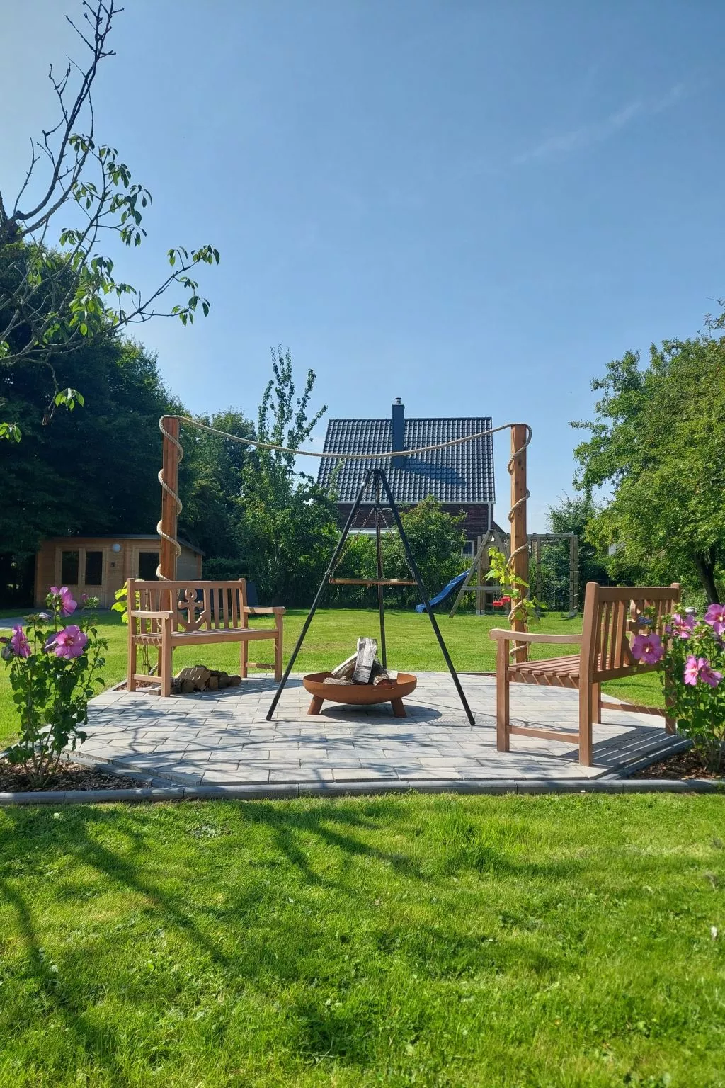 Mastkorb mit Grill und Garten-Draußen