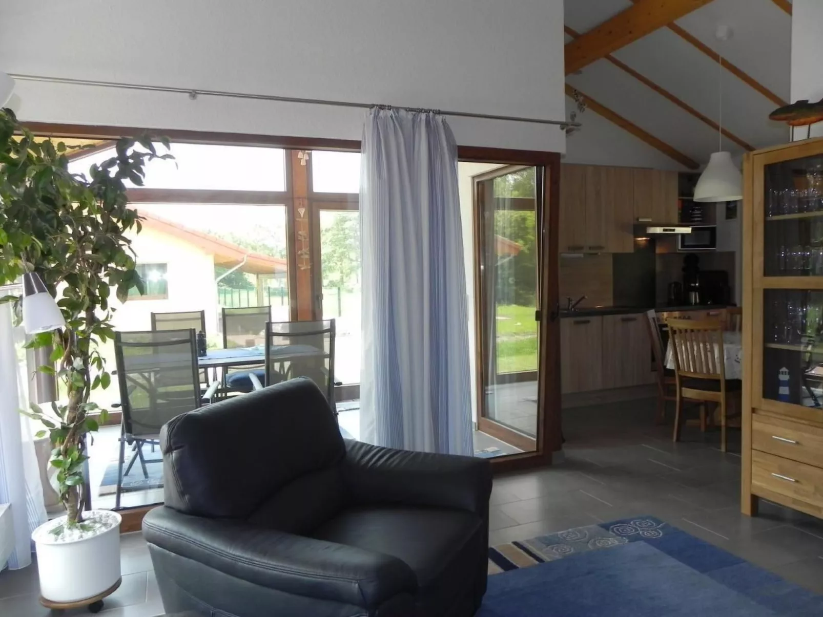 E19 Haus mit Wintergarten, Terrasse und Garten-Drinnen