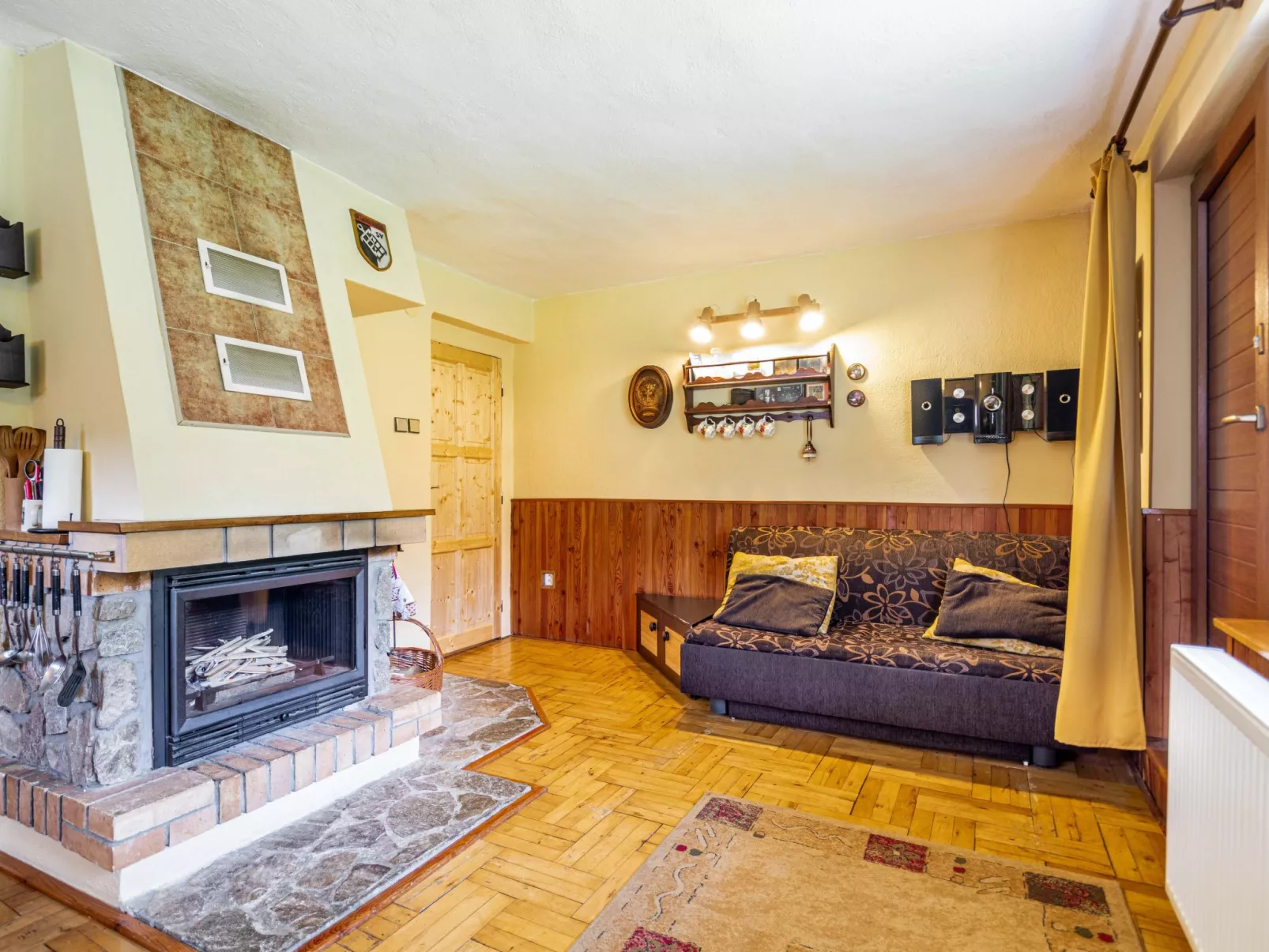 Chalet "Chestnut cottage" in den Bergen.-Drinnen