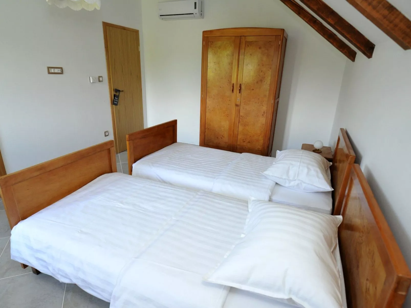 Alleinstehendes Ferienhaus mit Swimmingpool-Drinnen