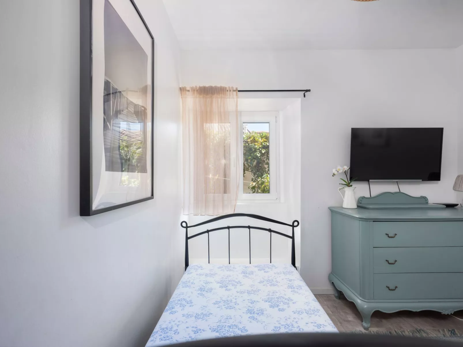 "Hanna" mit Blick auf das Wasser-Inside