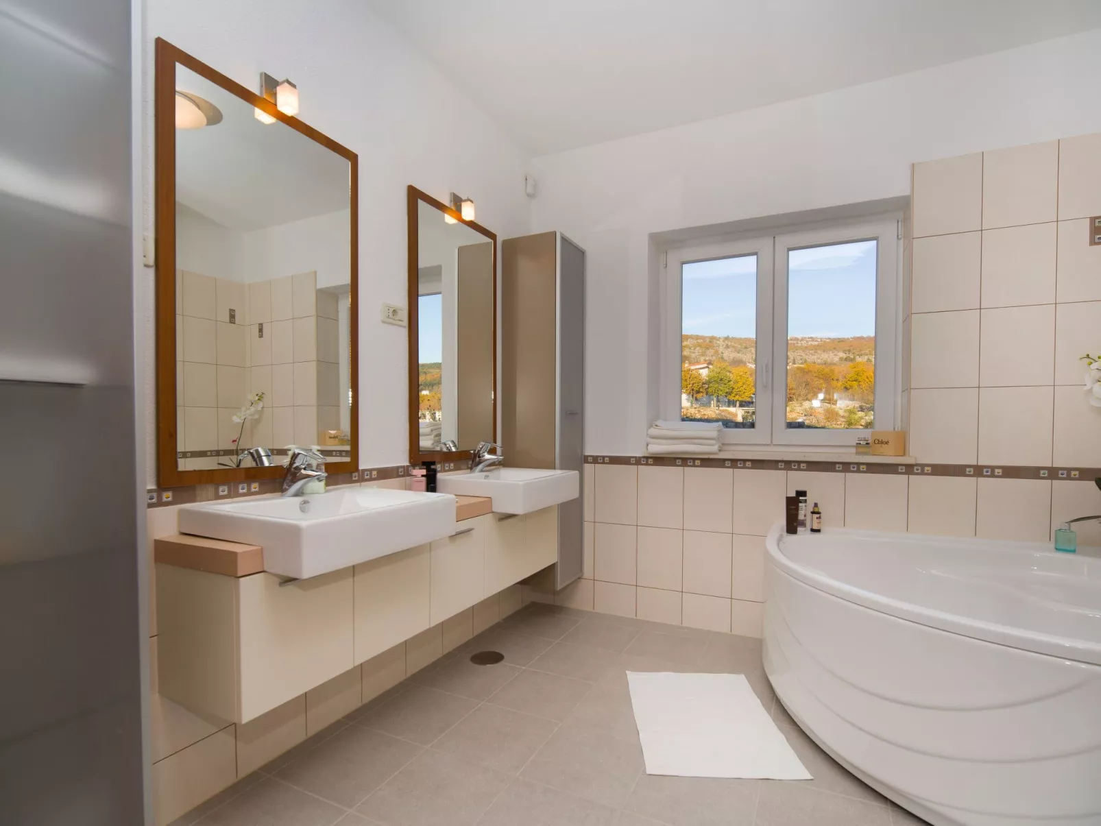 Ferienvilla mit Garten, Grill und Terrasse-Dedans