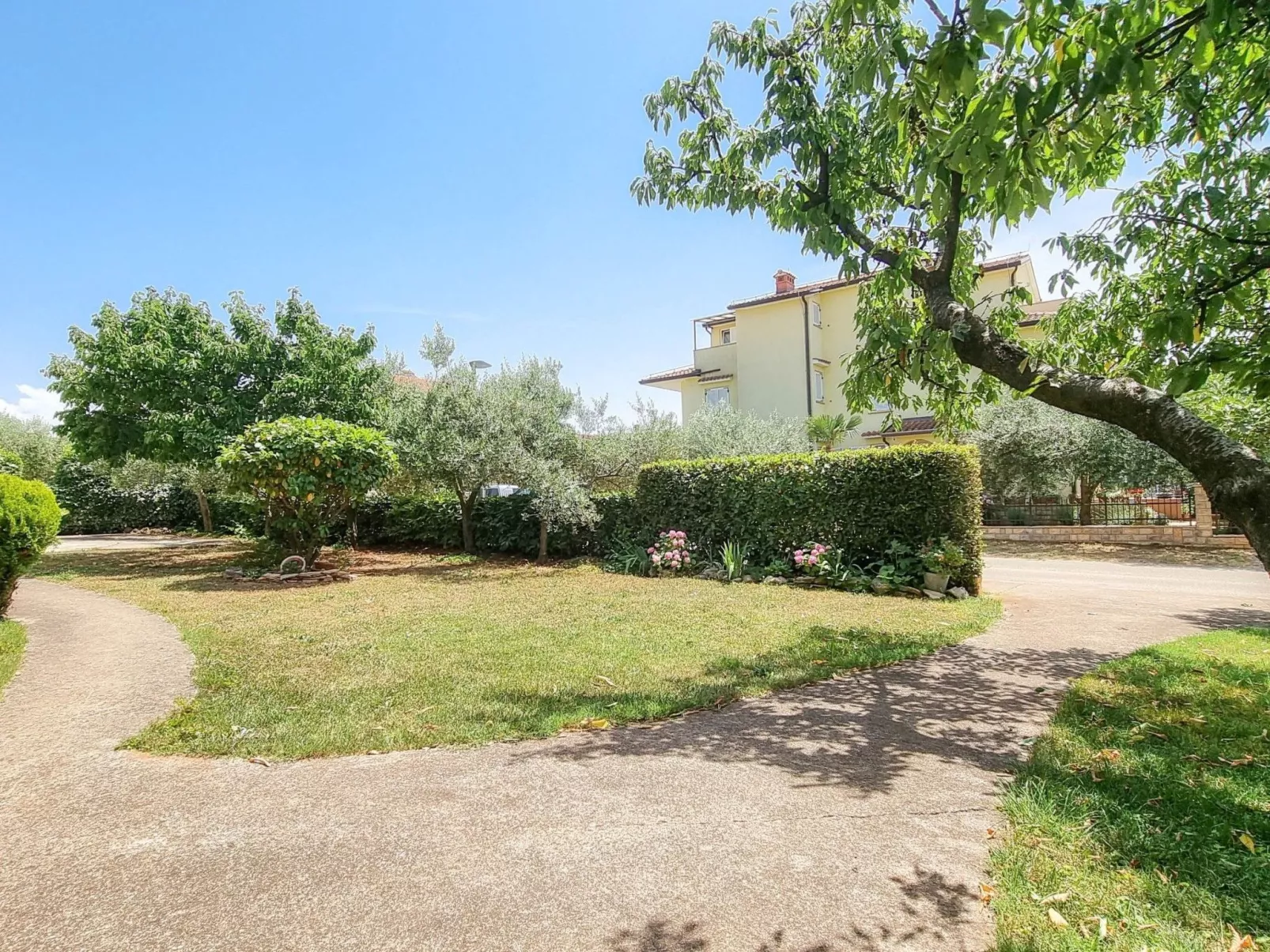 "Nina" mit Blick auf das Wasser-Outside