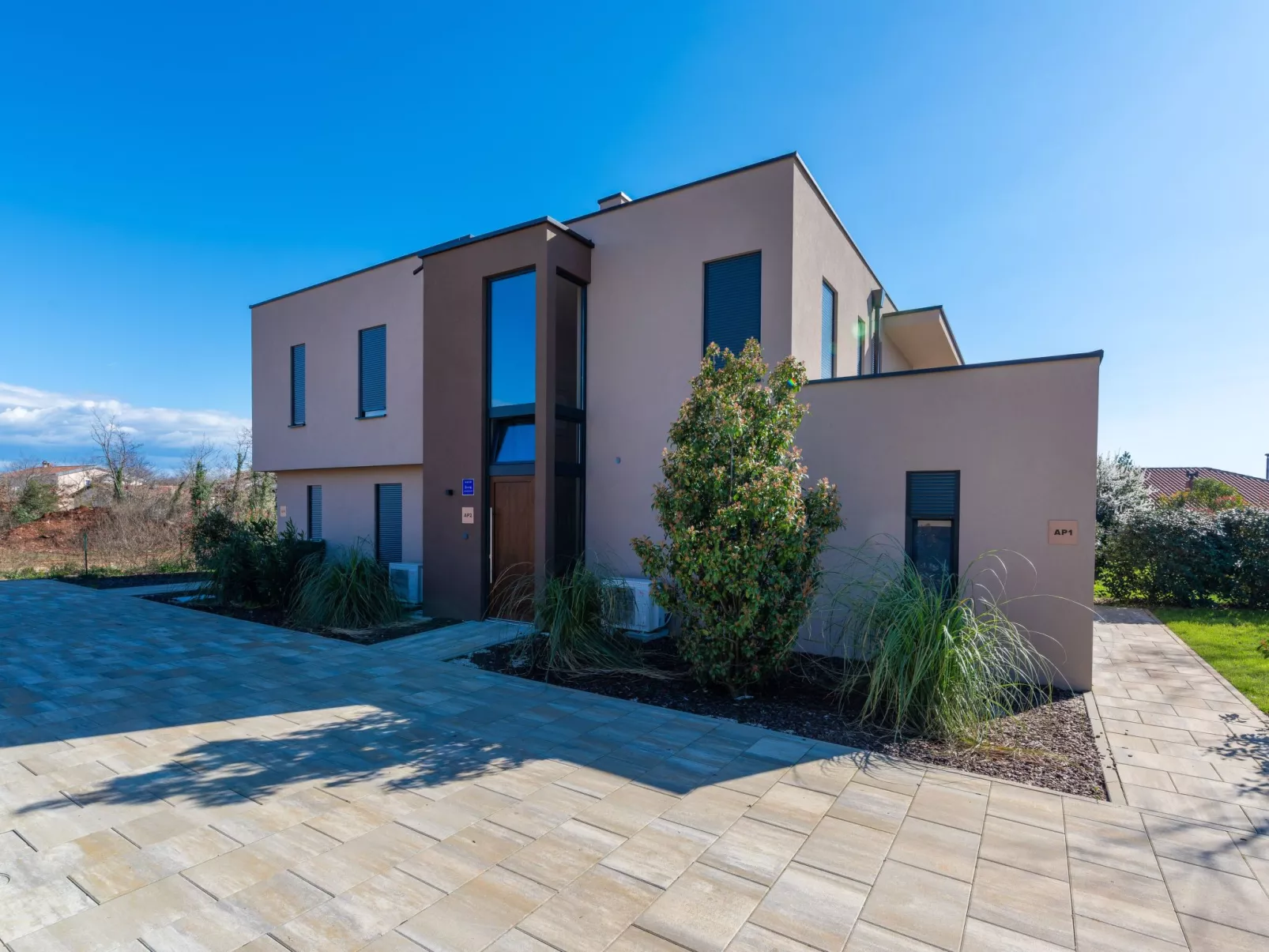 Mit eigenem Garten und Terrasse-Outside