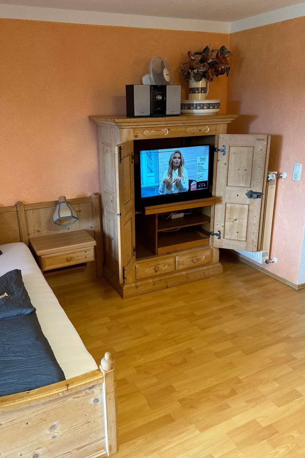 Rachel mit herrlichem Ausblick-Drinnen