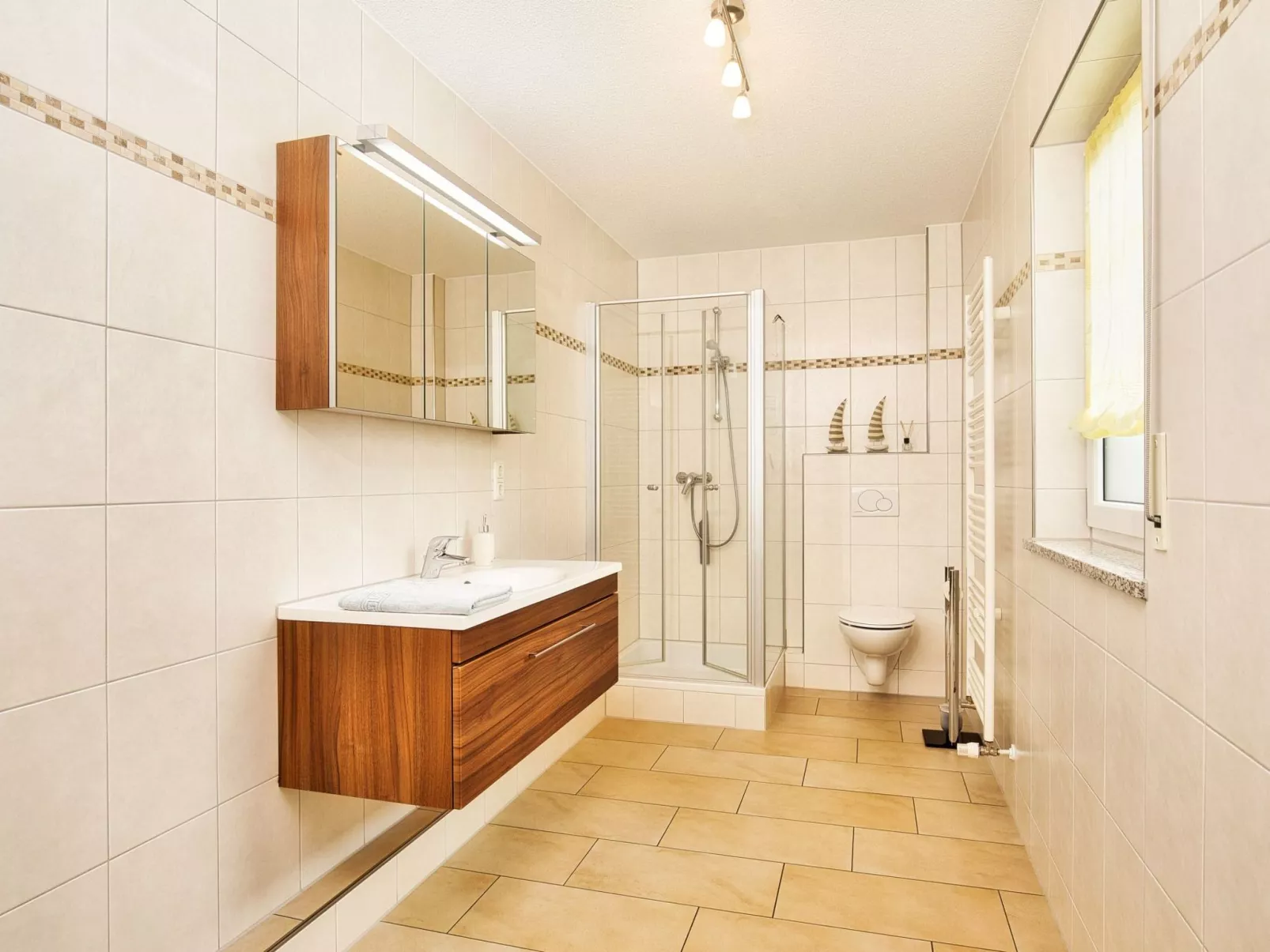 Mit Blick auf das Wasser-Inside