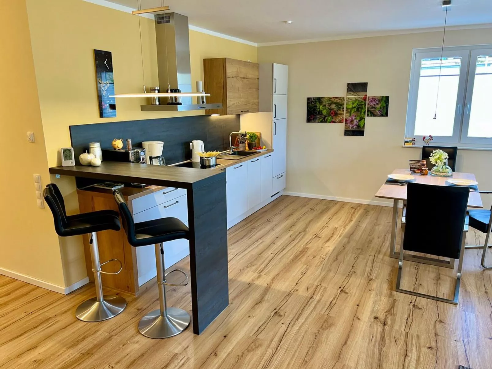 Moderne Wohnung mit Parkplatz und Rheinblick-Drinnen