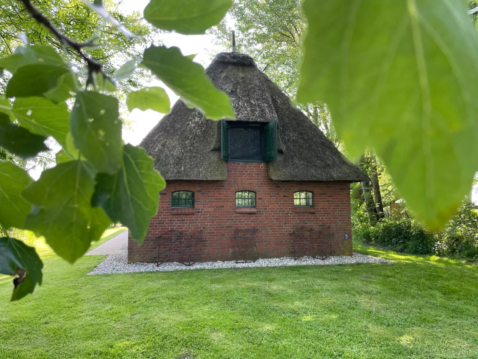Reetdachhaus für erholsamen Familienurlaub-Outside