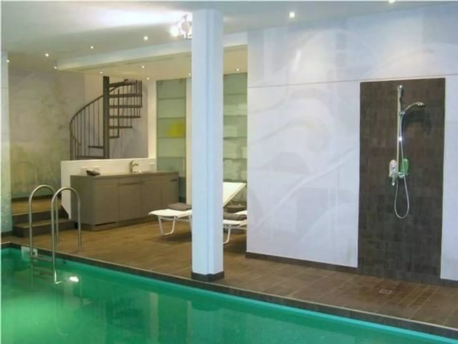 Modernes Luxusapartment am Hang, Wellnessbereich-Drinnen