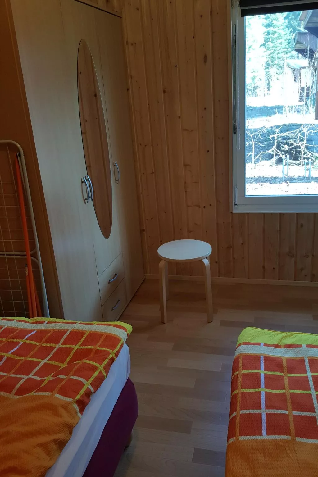 Holz-Bungalow mit Terrasse - Drinnen